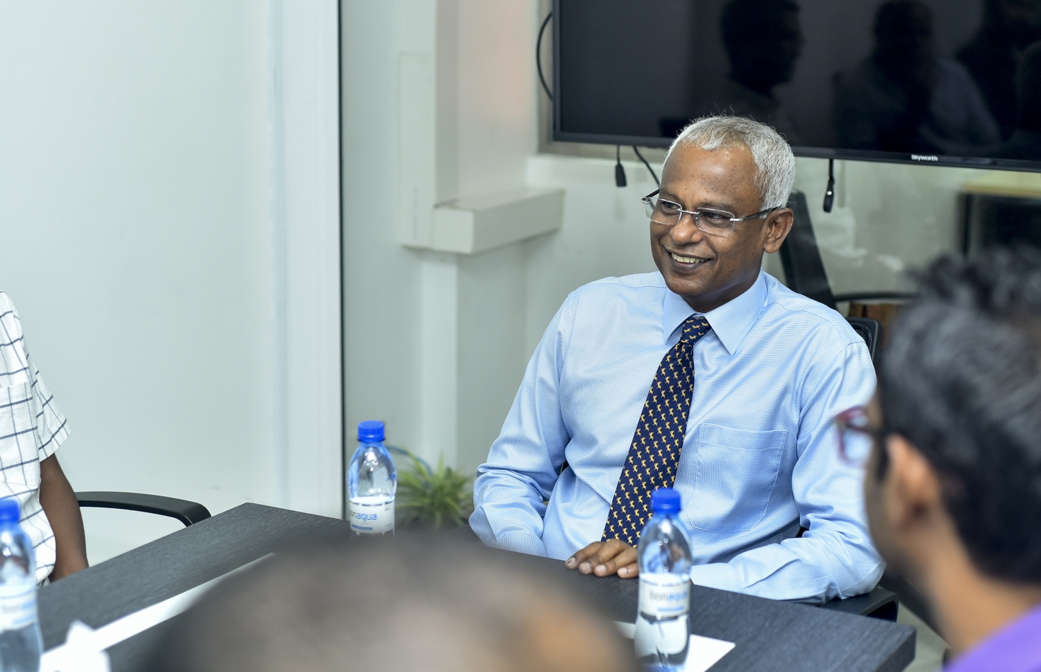 މާލެ: އޮކްޓޯބަރު 25، 2018- ރިޔާސީ އިންތިޚާބު ކާމިޔާބު ކުރެއްވި އިބްރާހިމް މުހައްމަދު ސޯލިހް (އިބޫ) "މިހާރު" އަށް ކުރެއްވި ޒިޔާރަތުގައި "މިހާރު"ގެ އިސް މުވައްޒަފުންނާ ބައްދަލުކުރައްވަނީ.---ފޮޓޯ: އަހުމަދު ނިޝާތު/މިހާރު