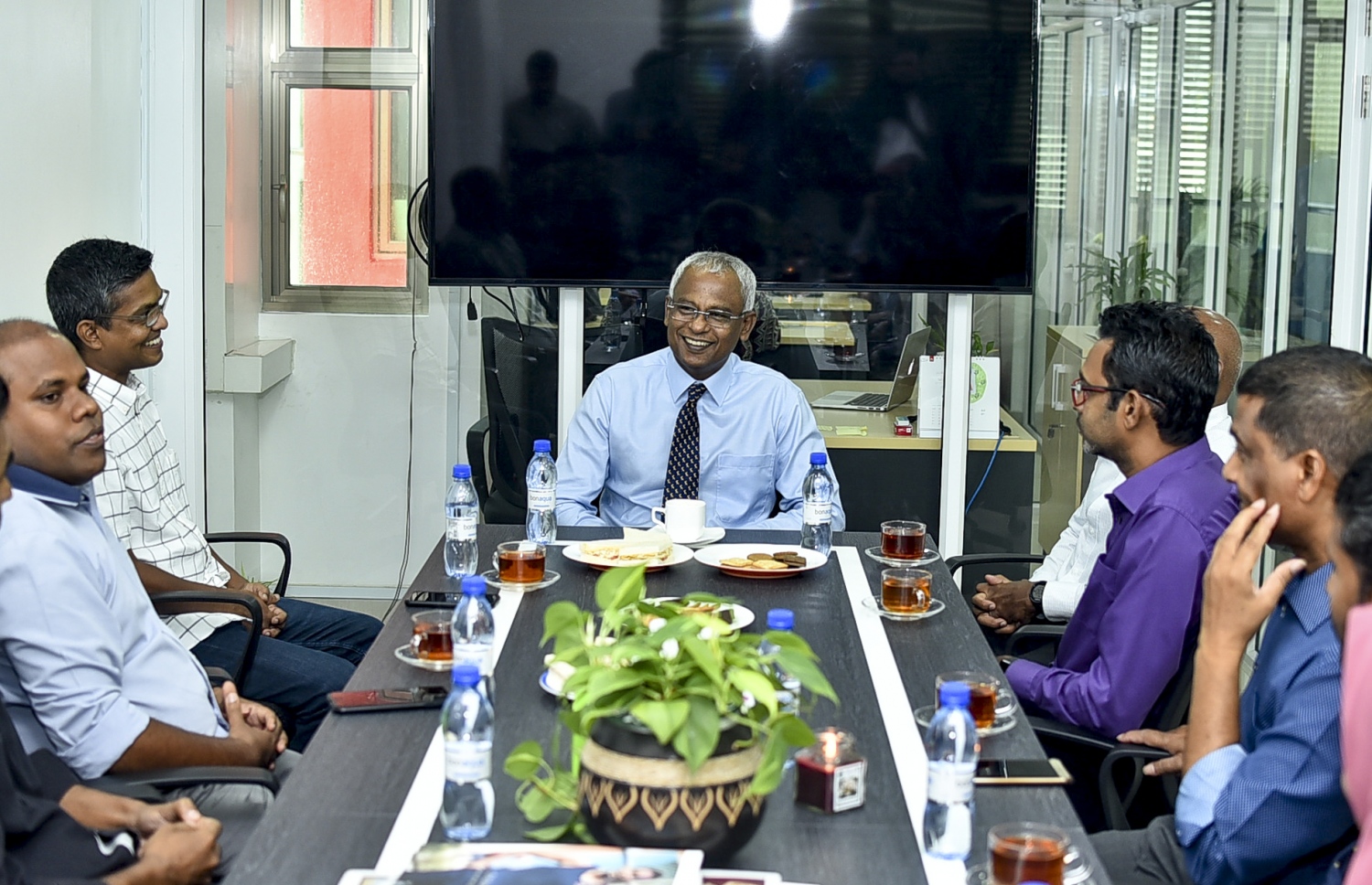 މާލެ: އޮކްޓޯބަރު 25، 2018- ރިޔާސީ އިންތިޚާބު ކާމިޔާބު ކުރެއްވި އިބްރާހިމް މުހައްމަދު ސޯލިހް (އިބޫ) "މިހާރު" އަށް ކުރެއްވި ޒިޔާރަތުގައި "މިހާރު"ގެ އިސް މުވައްޒަފުންނާ ބައްދަލުކުރައްވަނީ.---ފޮޓޯ: އަހުމަދު ނިޝާތު/މިހާރު