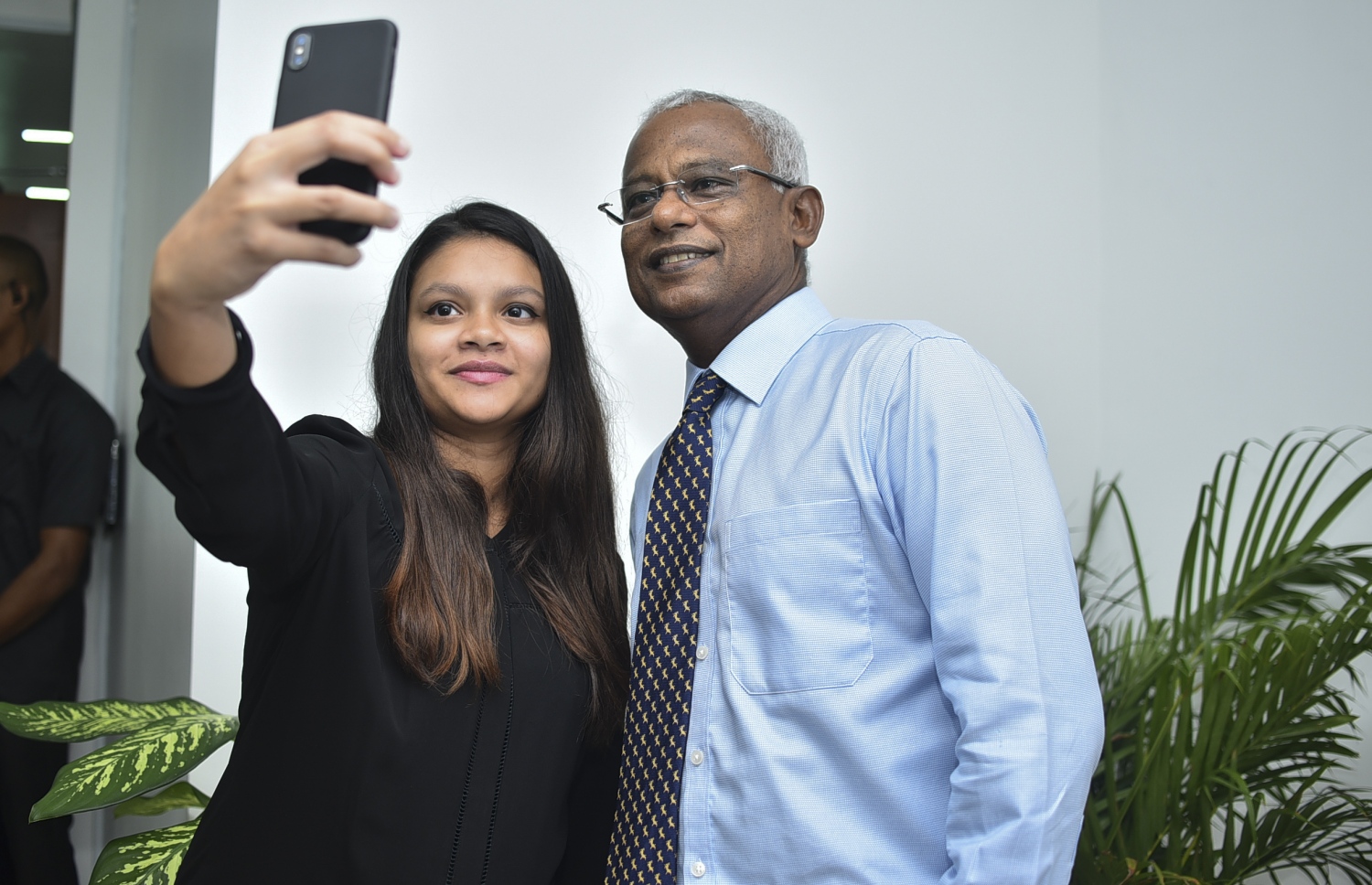 މާލެ: އޮކްޓޯބަރު 25، 2018- ރިޔާސީ އިންތިޚާބު ކާމިޔާބު ކުރެއްވި އިބްރާހިމް މުހައްމަދު ސޯލިހް (އިބޫ) "މިހާރު" އަށް ކުރެއްވި ޒިޔާރަތުގައި "މިހާރު"ގެ މުވައްޒަފަކާއެކު ސެލްފީއެއް ނަންގަވަނީ.---ފޮޓޯ: އަހުމަދު ނިޝާތު/މިހާރު