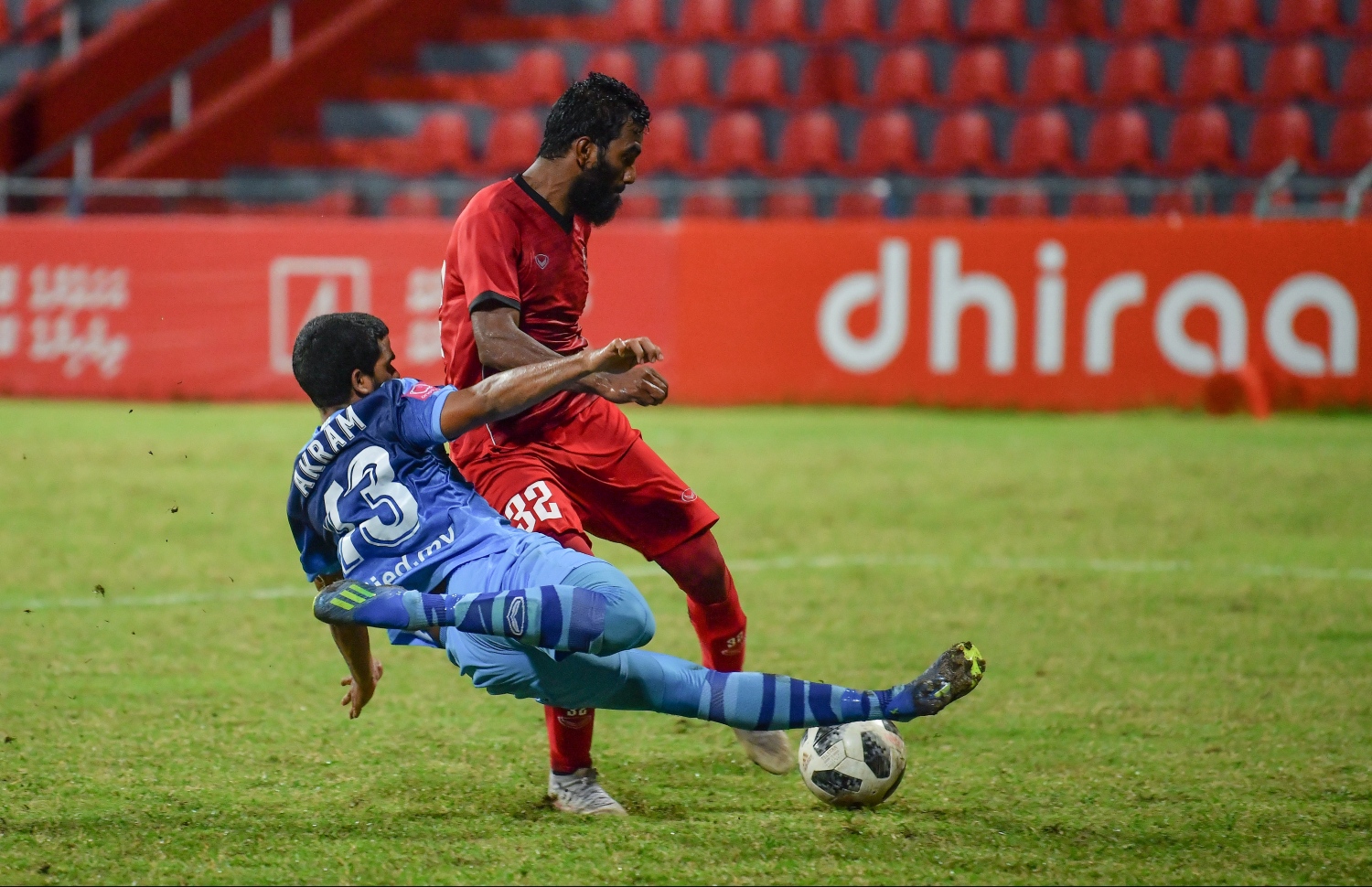 ދަގަނޑޭ (ކ) ފޮނުވާލާ ބޯޅައެއް ނިއުގެ ޑިފެންޑަރު އަކުރަމް ބްލޮކްކުރަނީ. -- ފޮޓޯ: ހުސެއިން ވަހީދު/ މިހާރު