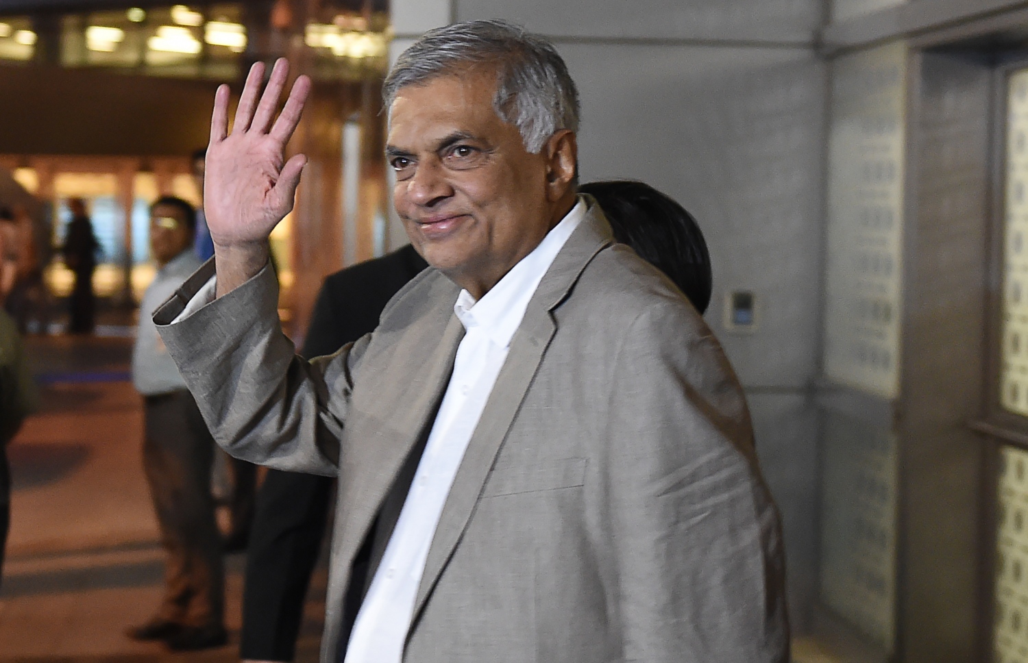 ލަންކާގެ ބޮޑު ވަޒީރުކަމުން ދުރުކުރި ރަނިލް. --ފޮޓޯ:އޭއެފްޕީ