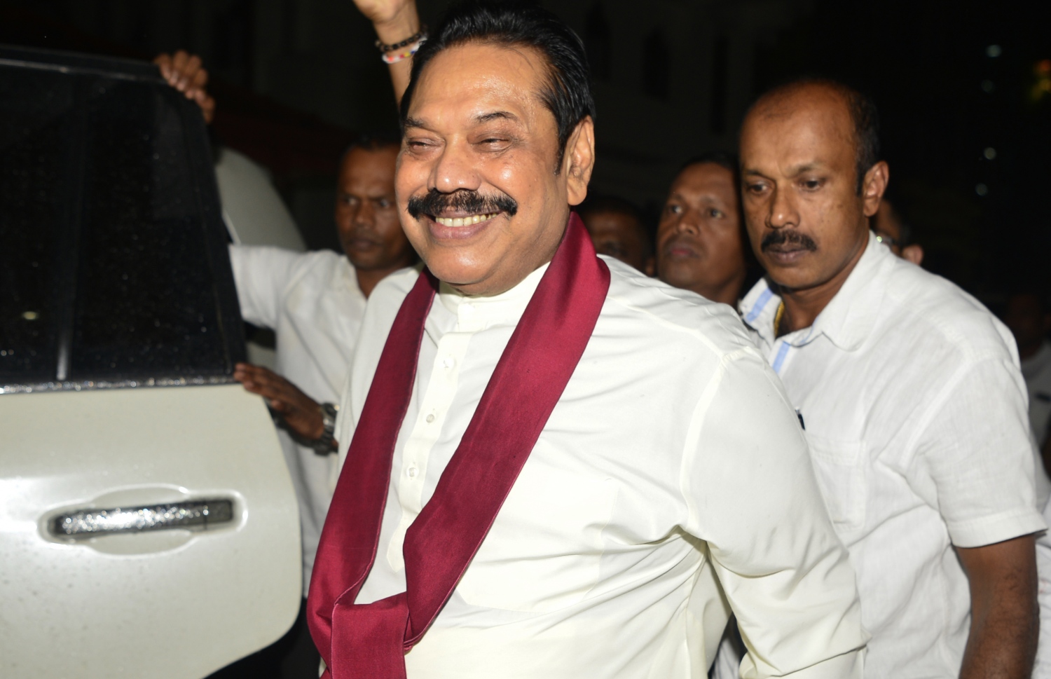 ކުރީގެ ރައީސް ރާޖަޕަކްސާ ބޮޑު ވަޒީރުކަމުގެ ހުވާ ކުރެއްވުމަށް ފަހު ވަޑައިގަންނަވަނީ. --ފޮޓޯ:އޭއެފްޕީ