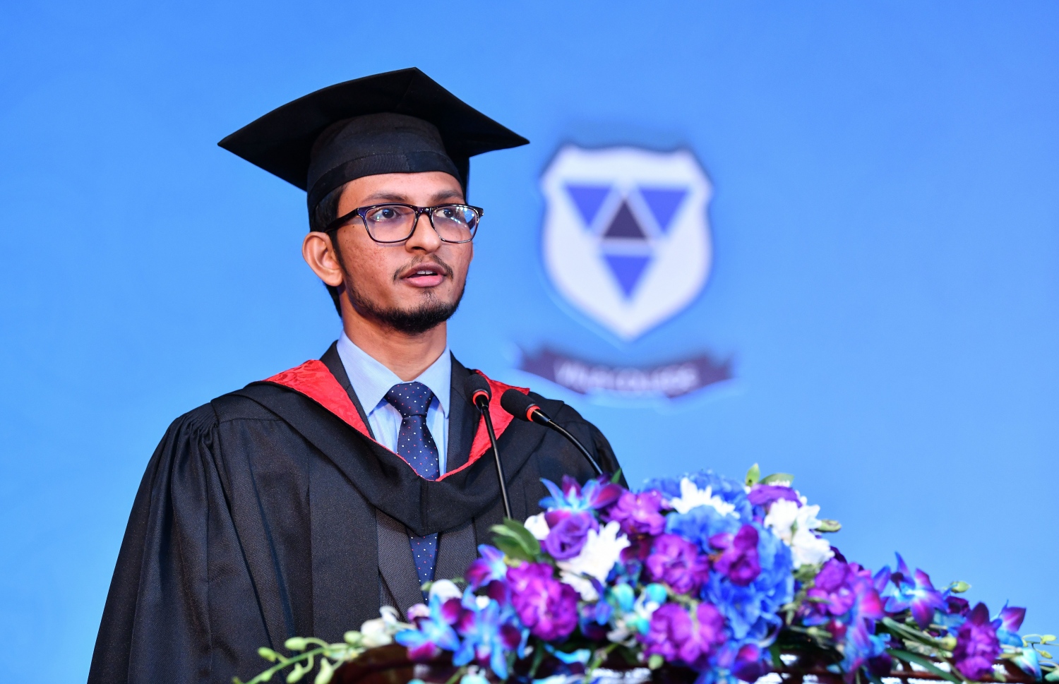 މާލެ: އޮކްޓޯބަރު 27، 2018- ވިލާ ކޮލެޖުން ހިންގާ، އިނގިރޭސި ވިލާތުގެ ޔުނިވަސިޓީ އޮފް ދަ ވެސްޓް އޮފް އިިންގްލެންޑް (ޔޫވީ) ގެ ދެވަނަ ޕްރޮގްރާމްގެ ކޯސްތަކުގެ ގްރެޖުއޭޝަން ހަފްލާގައި، ހުރިހާ ދަރިވަރުންގެ ފަރާތުން ވާހަކަ ދައްކަނީ.---ފޮޓޯ: ނިޝާން އަލީ/މިހާރު