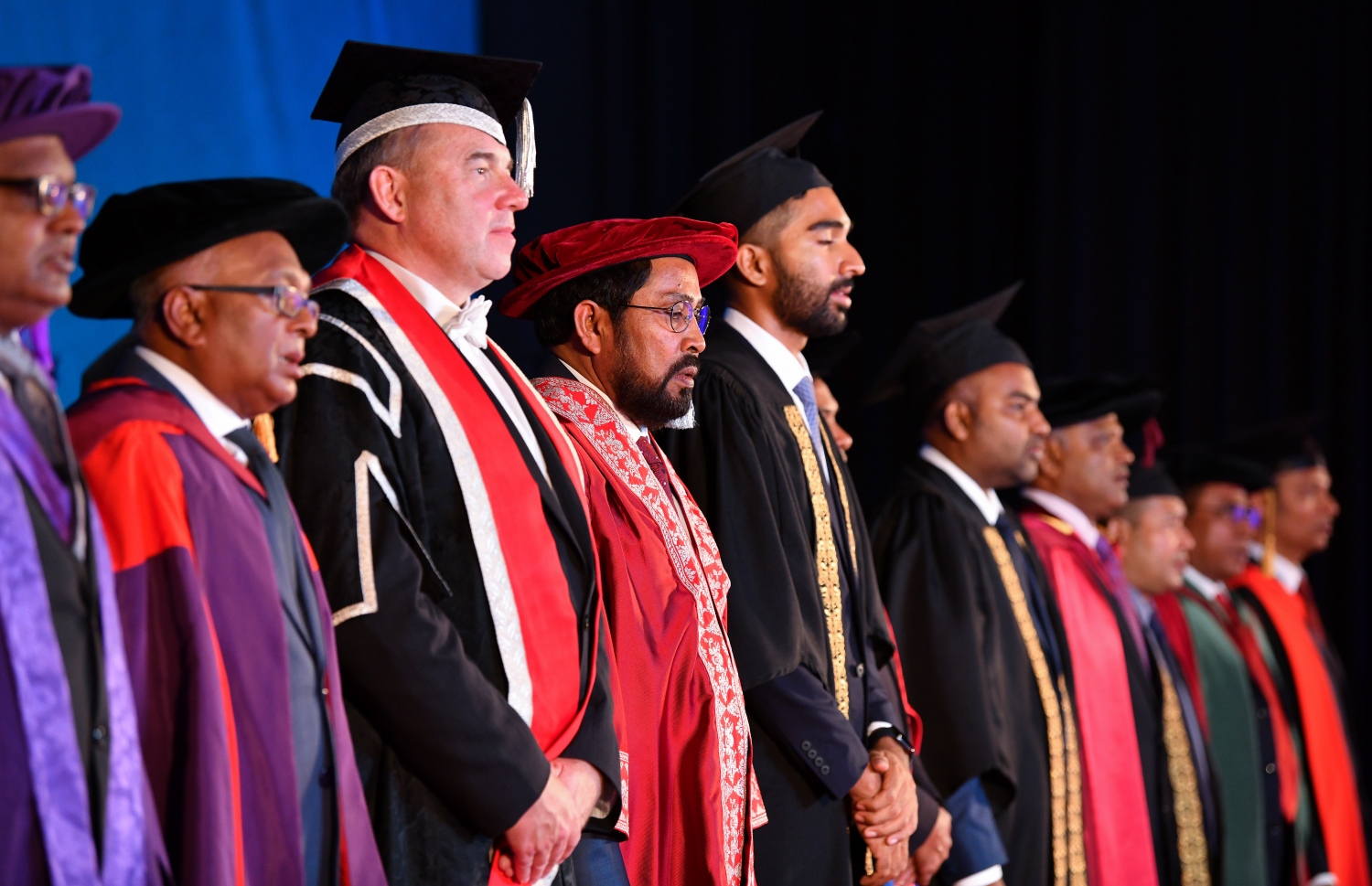 މާލެ: އޮކްޓޯބަރު 27، 2018- ވިލާ ކޮލެޖުން ހިންގާ، އިނގިރޭސި ވިލާތުގެ ޔުނިވަސިޓީ އޮފް ދަ ވެސްޓް އޮފް އިިންގްލެންޑް (ޔޫވީ) ގެ ދެވަނަ ޕްރޮގްރާމްގެ ކޯސްތަކުގެ ގްރެޖުއޭޝަން ހަފްލާގެ ތެރެއިން.---ފޮޓޯ: ނިޝާން އަލީ/މިހާރު