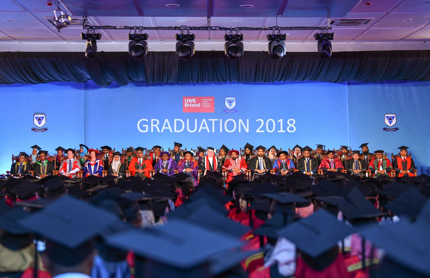 މާލެ: އޮކްޓޯބަރު 27، 2018- ވިލާ ކޮލެޖުން ހިންގާ، އިނގިރޭސި ވިލާތުގެ ޔުނިވަސިޓީ އޮފް ދަ ވެސްޓް އޮފް އިިންގްލެންޑް (ޔޫވީ) ގެ ދެވަނަ ޕްރޮގްރާމްގެ ކޯސްތަކުގެ ގްރެޖުއޭޝަން ހަފްލާގެ ތެރެއިން.---ފޮޓޯ: ނިޝާން އަލީ/މިހާރު