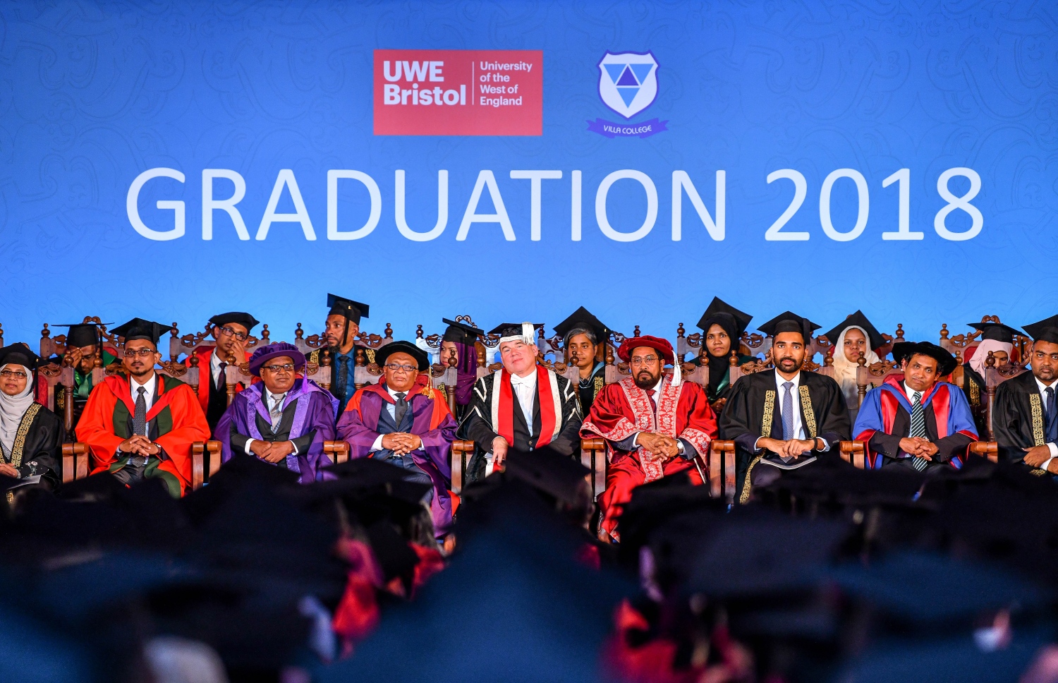 މާލެ: އޮކްޓޯބަރު 27، 2018- ވިލާ ކޮލެޖުން ހިންގާ، އިނގިރޭސި ވިލާތުގެ ޔުނިވަސިޓީ އޮފް ދަ ވެސްޓް އޮފް އިިންގްލެންޑް (ޔޫވީ) ގެ ދެވަނަ ޕްރޮގްރާމްގެ ކޯސްތަކުގެ ގްރެޖުއޭޝަން ހަފްލާގެ ތެރެއިން.---ފޮޓޯ: ނިޝާން އަލީ/މިހާރު