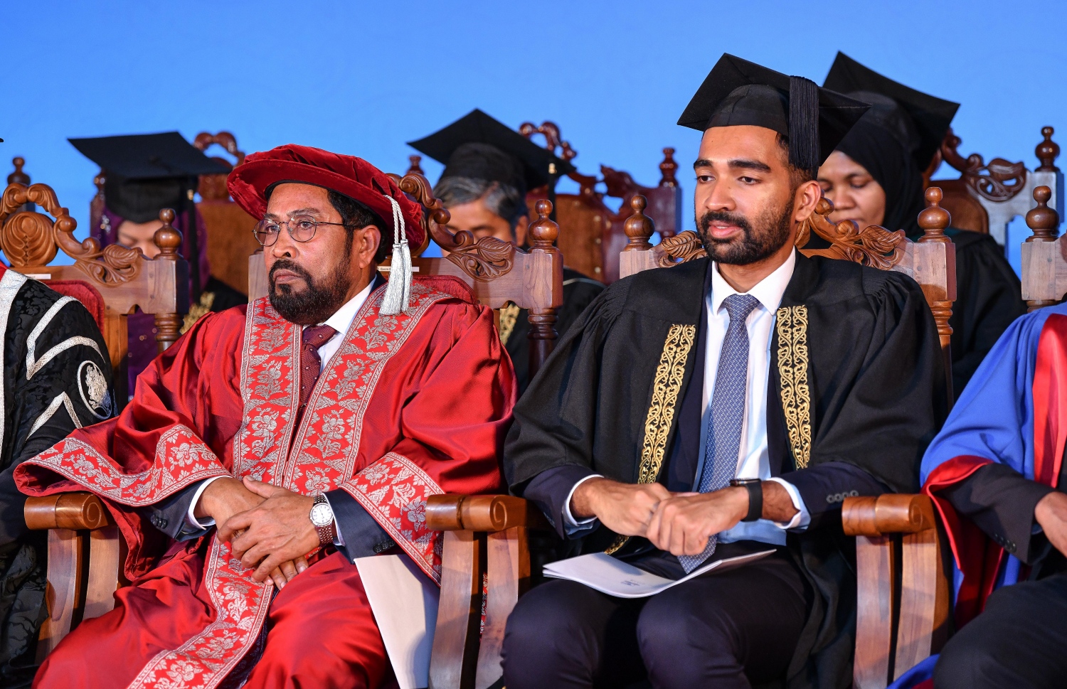 މާލެ: އޮކްޓޯބަރު 27، 2018- ވިލާ ކޮލެޖުން ހިންގާ، އިނގިރޭސި ވިލާތުގެ ޔުނިވަސިޓީ އޮފް ދަ ވެސްޓް އޮފް އިިންގްލެންޑް (ޔޫވީ) ގެ ދެވަނަ ޕްރޮގްރާމްގެ ކޯސްތަކުގެ ގްރެޖުއޭޝަން ހަފްލާގައި ވިލާގެ ޗެއާމަން ގާސިމް އިބްރާހީމާއި އޭނާގެ ދަރިކަލުން އަދި ވިލާ ޝިޕިންގެ މެނޭޖިން ޑިރެކްޓަރު އިބްރާހިމް ސިޔާދު ގާސިމް ބައިވެރިވެވަޑައިގަންނަވަނީ.---ފޮޓޯ: ނިޝާން އަލީ/މިހާރު