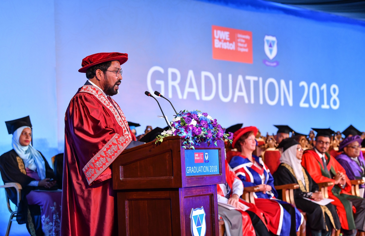 މާލެ: އޮކްޓޯބަރު 27، 2018- ވިލާ ކޮލެޖުން ހިންގާ، އިނގިރޭސި ވިލާތުގެ ޔުނިވަސިޓީ އޮފް ދަ ވެސްޓް އޮފް އިިންގްލެންޑް (ޔޫވީ) ގެ ދެވަނަ ޕްރޮގްރާމްގެ ކޯސްތަކުގެ ގްރެޖުއޭޝަން ހަފުލާގައި ވިލާގެ ޗެއާމަން ގާސިމް ވާހަކަ ދައްކަވަނީ.---ފޮޓޯ: ނިޝާން އަލީ/މިހާރު