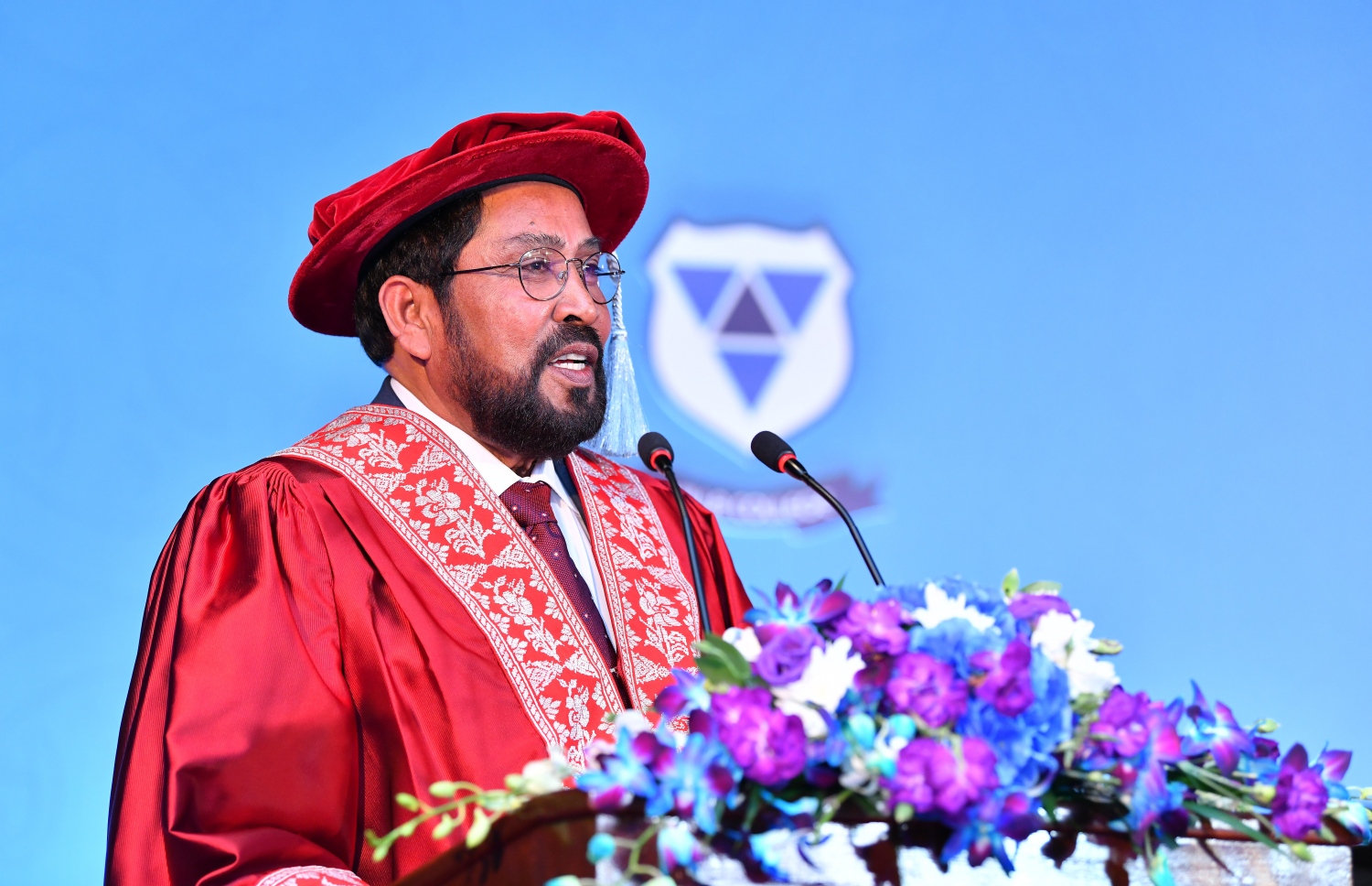 މާލެ: އޮކްޓޯބަރު 27، 2018- ވިލާ ކޮލެޖުން ހިންގާ، އިނގިރޭސި ވިލާތުގެ ޔުނިވަސިޓީ އޮފް ދަ ވެސްޓް އޮފް އިިންގްލެންޑް (ޔޫވީ) ގެ ދެވަނަ ޕްރޮގްރާމްގެ ކޯސްތަކުގެ ގްރެޖުއޭޝަން ހަފުލާގައި ވިލާގެ ޗެއާމަން ގާސިމް ވާހަކަ ދައްކަވަނީ.---ފޮޓޯ: ނިޝާން އަލީ/މިހާރު