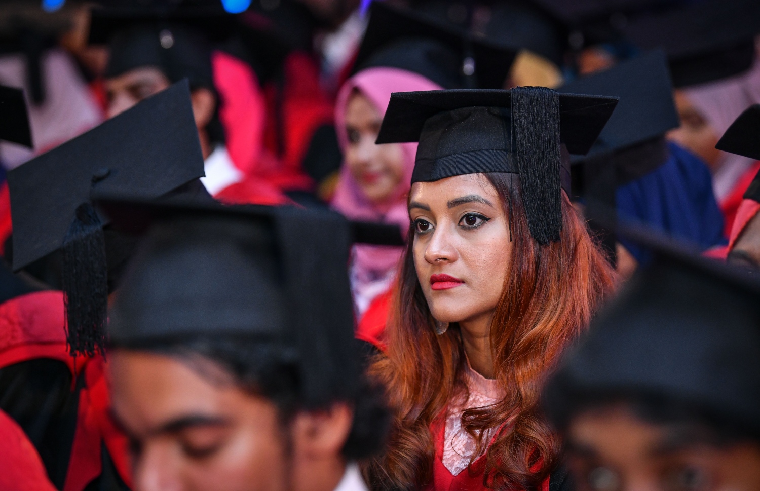 މާލެ: އޮކްޓޯބަރު 27، 2018- މާލެ: އޮކްޓޯބަރު 27، 2018- ވިލާ ކޮލެޖުން ހިންގާ، އިނގިރޭސި ވިލާތުގެ ޔުނިވަސިޓީ އޮފް ދަ ވެސްޓް އޮފް އިިންގްލެންޑް (ޔޫވީ) ގެ ދެވަނަ ޕްރޮގްރާމްގެ ކޯސްތަކުން ގްރެޖުއޭޓުވި ބައެއް ދަރިވަރުން ގްރެޖުއޭޝަން ހަފުލާގައި.---ފޮޓޯ: ނިޝާން އަލީ/މިހާރު