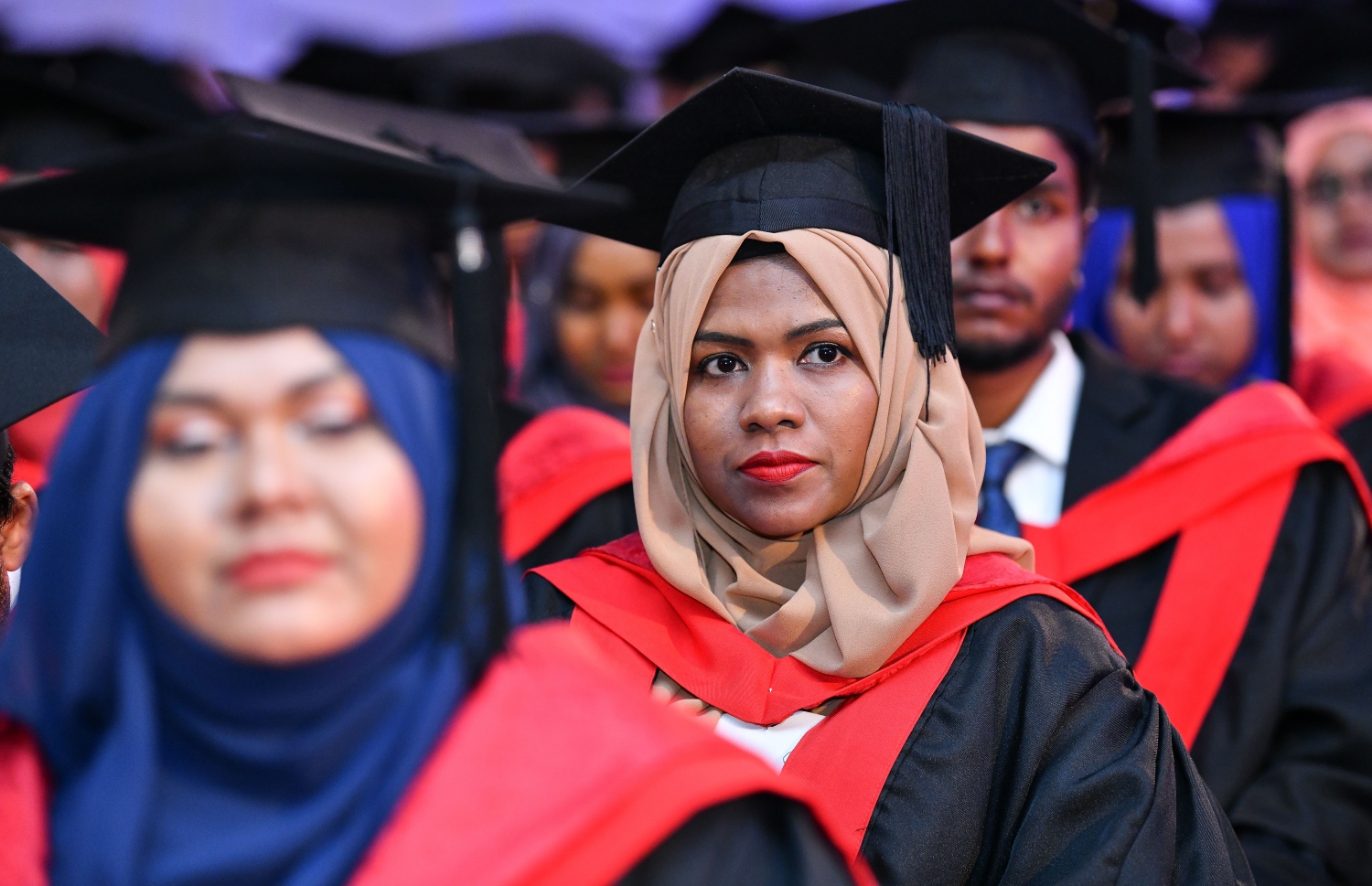 މާލެ: އޮކްޓޯބަރު 27، 2018- މާލެ: އޮކްޓޯބަރު 27، 2018- ވިލާ ކޮލެޖުން ހިންގާ، އިނގިރޭސި ވިލާތުގެ ޔުނިވަސިޓީ އޮފް ދަ ވެސްޓް އޮފް އިިންގްލެންޑް (ޔޫވީ) ގެ ދެވަނަ ޕްރޮގްރާމްގެ ކޯސްތަކުން ގްރެޖުއޭޓުވި ބައެއް ދަރިވަރުން ގްރެޖުއޭޝަން ހަފުލާގައި.---ފޮޓޯ: ނިޝާން އަލީ/މިހާރު