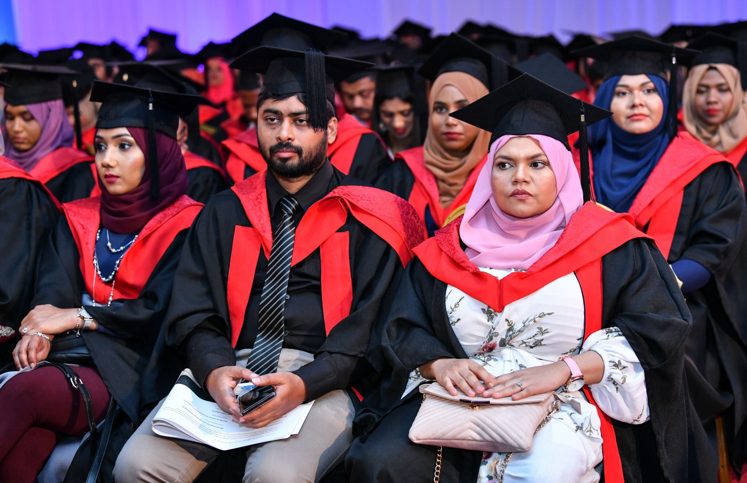 މާލެ: އޮކްޓޯބަރު 27، 2018- މާލެ: އޮކްޓޯބަރު 27، 2018- ވިލާ ކޮލެޖުން ހިންގާ، އިނގިރޭސި ވިލާތުގެ ޔުނިވަސިޓީ އޮފް ދަ ވެސްޓް އޮފް އިިންގްލެންޑް (ޔޫވީ) ގެ ދެވަނަ ޕްރޮގްރާމްގެ ކޯސްތަކުން ގްރެޖުއޭޓުވި ބައެއް ދަރިވަރުން ގްރެޖުއޭޝަން ހަފުލާގައި.---ފޮޓޯ: ނިޝާން އަލީ/މިހާރު