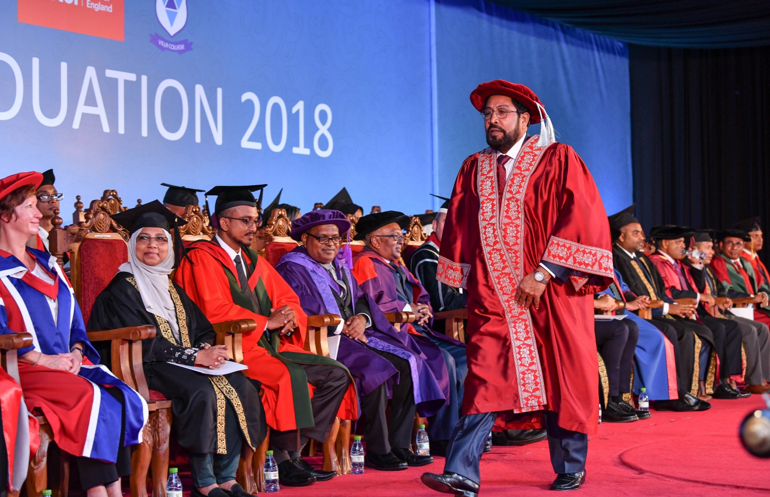 މާލެ: އޮކްޓޯބަރު 27، 2018- ވިލާ ކޮލެޖުން ހިންގާ، އިނގިރޭސި ވިލާތުގެ ޔުނިވަސިޓީ އޮފް ދަ ވެސްޓް އޮފް އިިންގްލެންޑް (ޔޫވީ) ގެ ދެވަނަ ޕްރޮގްރާމްގެ ކޯސްތަކުގެ ގްރެޖުއޭޝަން ހަފުލާގައި ވާހަކަ ދެއްކެވުމަށް، ވިލާގެ ޗެއާމަން ގާސިމް ޕޯޑިއަމަށް ވަޑައިގަންނަވަނީ.---ފޮޓޯ: ނިޝާން އަލީ/މިހާރު