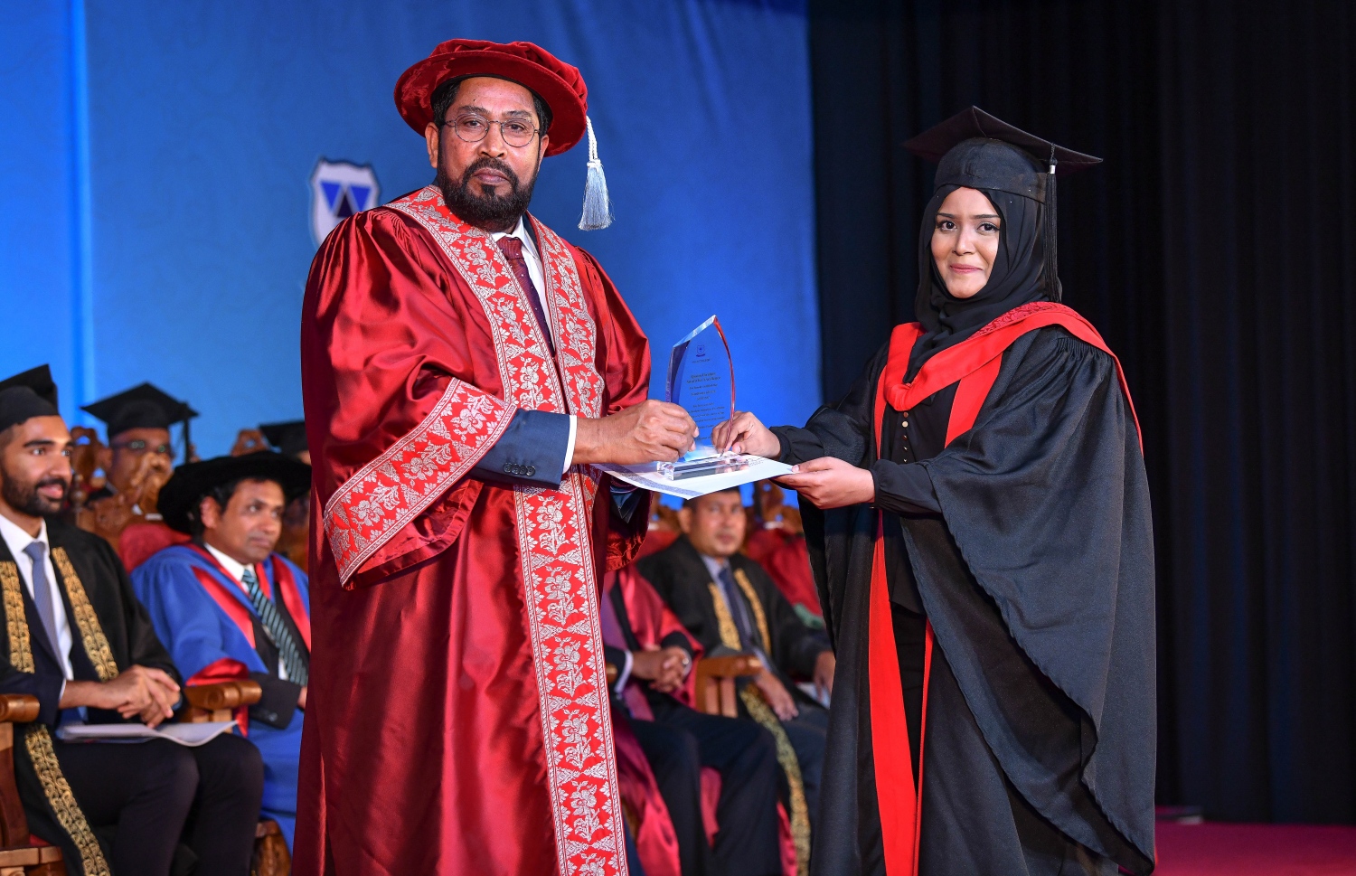 މާލެ: އޮކްޓޯބަރު 27، 2018- ވިލާ ކޮލެޖުން ހިންގާ، އިނގިރޭސި ވިލާތުގެ ޔުނިވަސިޓީ އޮފް ދަ ވެސްޓް އޮފް އިިންގްލެންޑް (ޔޫވީ) ގެ ދެވަނަ ޕްރޮގްރާމްގެ ކޯހެއް ފުރިހަމަކޮށް، ވިލާގެ ޗެއާމަން ގާސިމް އިބްރާހިމް އެވޯޑް ހާސިލްކުރި ދަރިވަރަކަށް، ގާސިމް އެ އެވޯޑް ދެއްވަނީ.---ފޮޓޯ: ނިޝާން އަލީ/މިހާރު