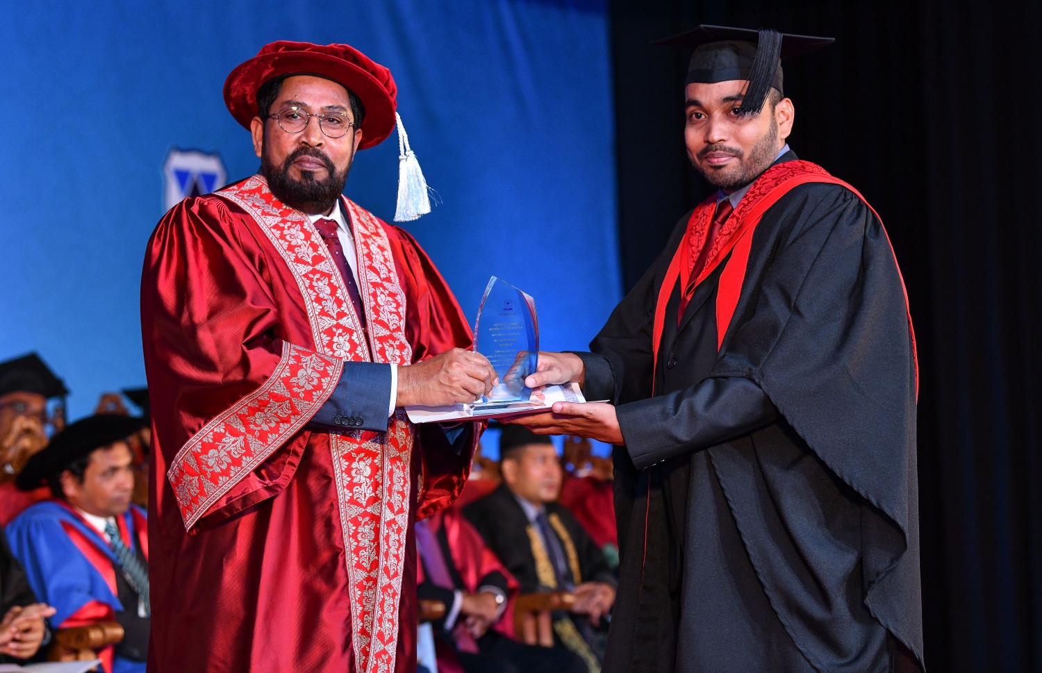 މާލެ: އޮކްޓޯބަރު 27، 2018- ވިލާ ކޮލެޖުން ހިންގާ، އިނގިރޭސި ވިލާތުގެ ޔުނިވަސިޓީ އޮފް ދަ ވެސްޓް އޮފް އިިންގްލެންޑް (ޔޫވީ) ގެ ދެވަނަ ޕްރޮގްރާމްގެ ކޯހެއް ފުރިހަމަކޮށް، ވިލާގެ ޗެއާމަން ގާސިމް އިބްރާހިމް އެވޯޑް ހާސިލްކުރި ދަރިވަރަކަށް، ގާސިމް އެ އެވޯޑް ދެއްވަނީ.---ފޮޓޯ: ނިޝާން އަލީ/މިހާރު