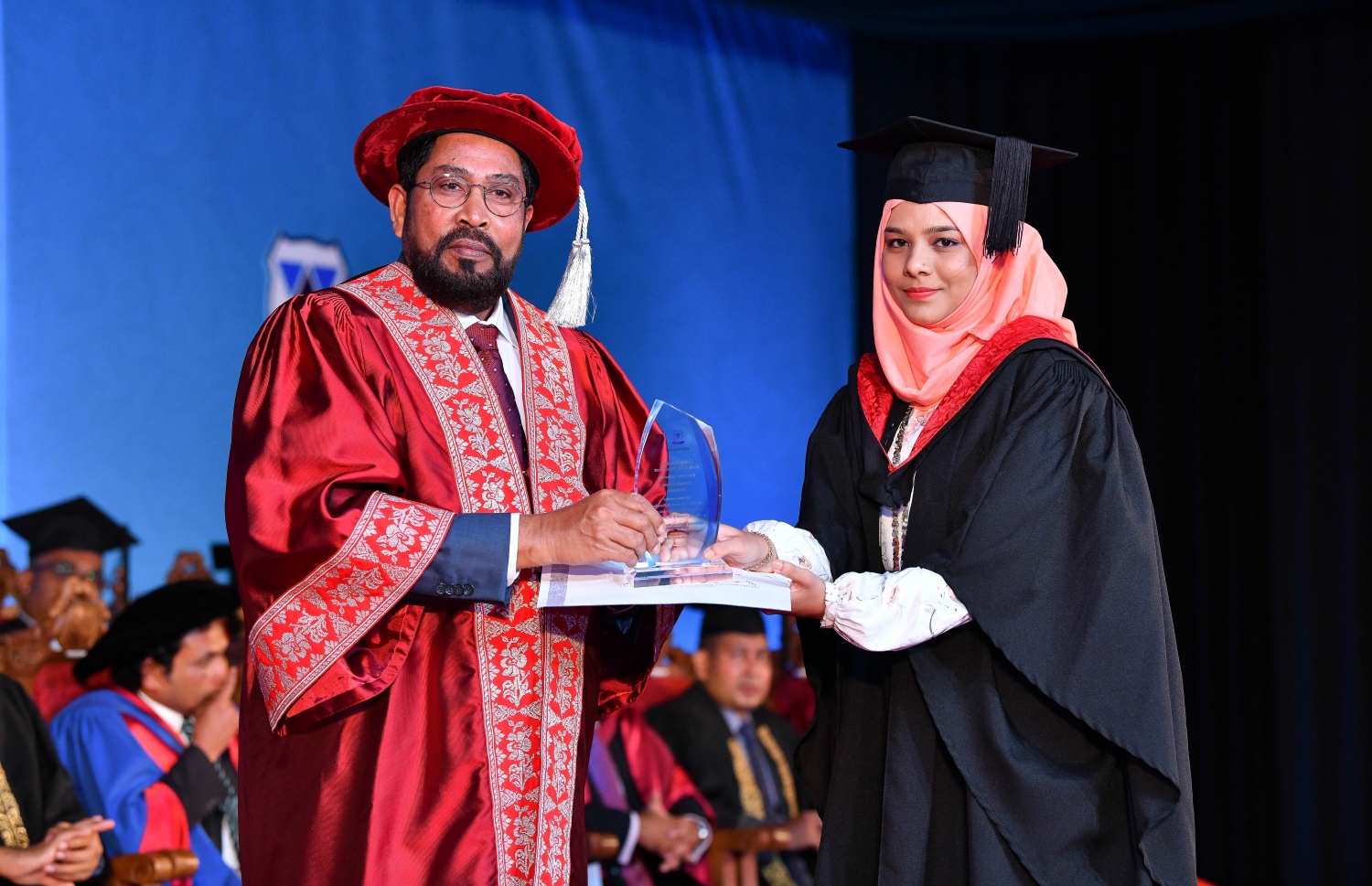 މާލެ: އޮކްޓޯބަރު 27، 2018- ވިލާ ކޮލެޖުން ހިންގާ، އިނގިރޭސި ވިލާތުގެ ޔުނިވަސިޓީ އޮފް ދަ ވެސްޓް އޮފް އިިންގްލެންޑް (ޔޫވީ) ގެ ދެވަނަ ޕްރޮގްރާމްގެ ކޯހެއް ފުރިހަމަކޮށް، ވިލާގެ ޗެއާމަން ގާސިމް އިބްރާހިމް އެވޯޑް ހާސިލްކުރި ދަރިވަރަކަށް، ގާސިމް އެ އެވޯޑް ދެއްވަނީ.---ފޮޓޯ: ނިޝާން އަލީ/މިހާރު