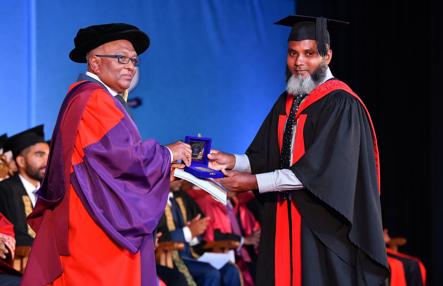 މާލެ: އޮކްޓޯބަރު 27، 2018- ވިލާ ކޮލެޖުން ހިންގާ، އިނގިރޭސި ވިލާތުގެ ޔުނިވަސިޓީ އޮފް ދަ ވެސްޓް އޮފް އިިންގްލެންޑް (ޔޫވީ) ގެ ދެވަނަ ޕްރޮގްރާމްގެ ކޯހަކުން ގްރެޖުއޭޓުވެ އަދި ރަންވަނައެއް ހާސިލްކުރި ދަރިވަރަކާ، ވިލާ ކޮލެޖުގެ ރެކްޓާ ޑރ. އަހުމަދު އަންވަރު އިނާމު ހަވާލު ކޮށްދެއްވަނީ.---ފޮޓޯ: ނިޝާން އަލީ/މިހާރު