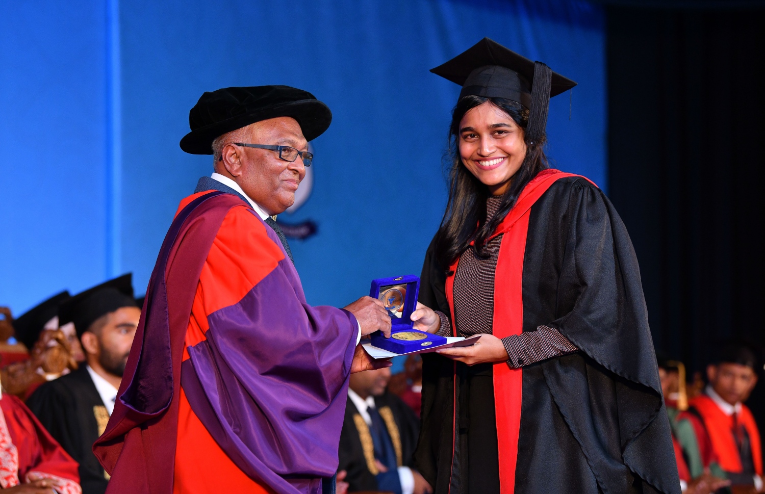 މާލެ: އޮކްޓޯބަރު 27، 2018- ވިލާ ކޮލެޖުން ހިންގާ، އިނގިރޭސި ވިލާތުގެ ޔުނިވަސިޓީ އޮފް ދަ ވެސްޓް އޮފް އިިންގްލެންޑް (ޔޫވީ) ގެ ދެވަނަ ޕްރޮގްރާމްގެ ކޯހަކުން ގްރެޖުއޭޓުވެ އަދި ރަންވަނައެއް ހާސިލްކުރި ދަރިވަރަކާ، ވިލާ ކޮލެޖުގެ ރެކްޓާ ޑރ. އަހުމަދު އަންވަރު އިނާމު ހަވާލު ކޮށްދެއްވަނީ.---ފޮޓޯ: ނިޝާން އަލީ/މިހާރު