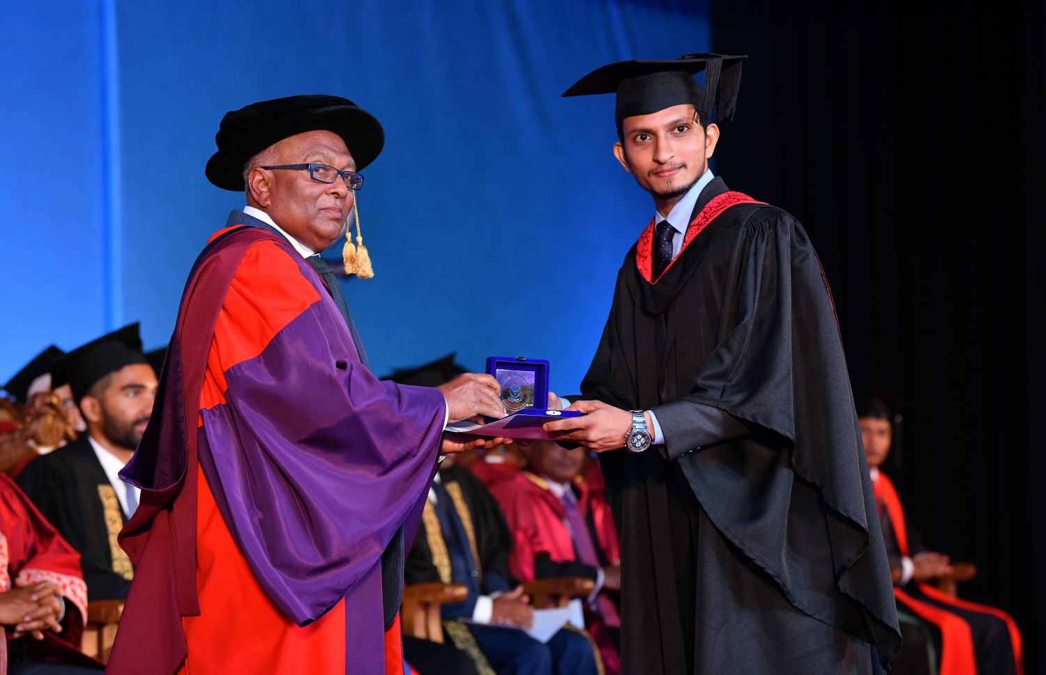 މާލެ: އޮކްޓޯބަރު 27، 2018- ވިލާ ކޮލެޖުން ހިންގާ، އިނގިރޭސި ވިލާތުގެ ޔުނިވަސިޓީ އޮފް ދަ ވެސްޓް އޮފް އިިންގްލެންޑް (ޔޫވީ) ގެ ދެވަނަ ޕްރޮގްރާމްގެ ކޯހަކުން ގްރެޖުއޭޓުވެ އަދި ރަންވަނައެއް ހާސިލްކުރި ދަރިވަރަކާ، ވިލާ ކޮލެޖުގެ ރެކްޓާ ޑރ. އަހުމަދު އަންވަރު އިނާމު ހަވާލު ކޮށްދެއްވަނީ.---ފޮޓޯ: ނިޝާން އަލީ/މިހާރު