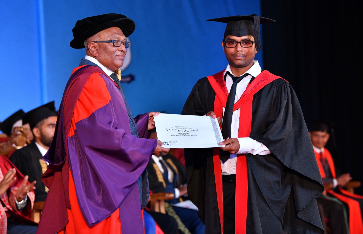 މާލެ: އޮކްޓޯބަރު 27، 2018- ވިލާ ކޮލެޖުން ހިންގާ، އިނގިރޭސި ވިލާތުގެ ޔުނިވަސިޓީ އޮފް ދަ ވެސްޓް އޮފް އިިންގްލެންޑް (ޔޫވީ) ގެ ދެވަނަ ޕްރޮގްރާމްގެ ކޯހަކުން ގްރެޖުއޭޓުވެ އަދި ރަންވަނައެއް ހާސިލްކުރި ދަރިވަރަކާ، ވިލާ ކޮލެޖުގެ ރެކްޓާ ޑރ. އަހުމަދު އަންވަރު ސެޓްފިކެޓް ހަވާލު ކޮށްދެއްވަނީ.---ފޮޓޯ: ނިޝާން އަލީ/މިހާރު