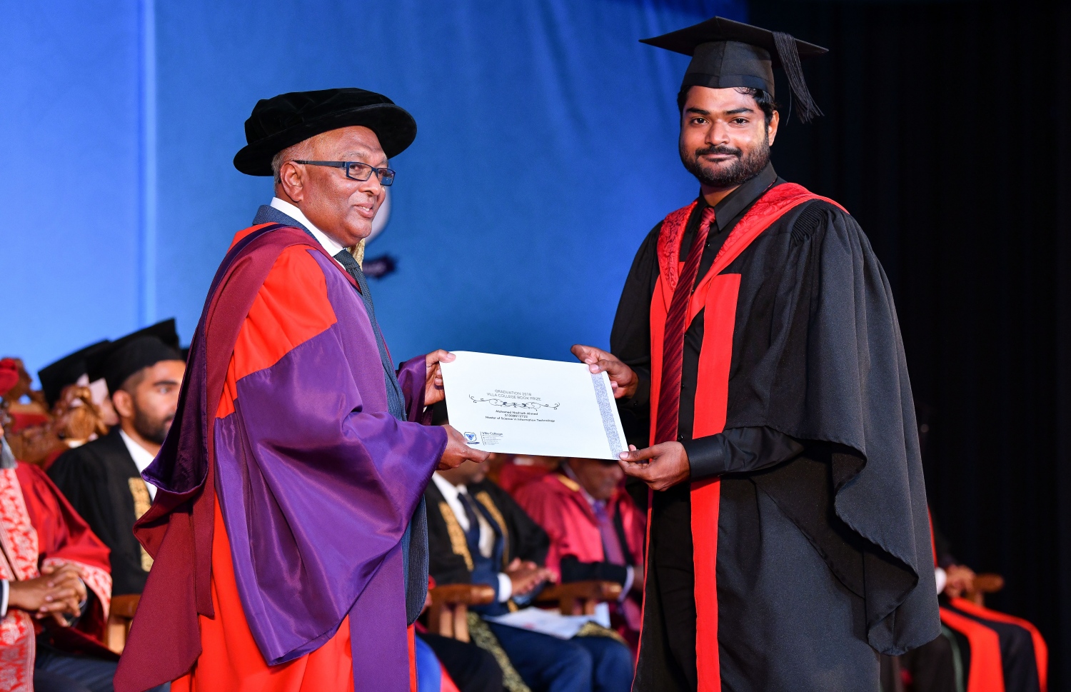 މާލެ: އޮކްޓޯބަރު 27، 2018- ވިލާ ކޮލެޖުން ހިންގާ، އިނގިރޭސި ވިލާތުގެ ޔުނިވަސިޓީ އޮފް ދަ ވެސްޓް އޮފް އިިންގްލެންޑް (ޔޫވީ) ގެ ދެވަނަ ޕްރޮގްރާމްގެ ކޯހަކުން ގްރެޖުއޭޓުވެ އަދި ރަންވަނައެއް ހާސިލްކުރި ދަރިވަރަކާ، ވިލާ ކޮލެޖުގެ ރެކްޓާ ޑރ. އަހުމަދު އަންވަރު ސެޓްފިކެޓް ހަވާލު ކޮށްދެއްވަނީ.---ފޮޓޯ: ނިޝާން އަލީ/މިހާރު