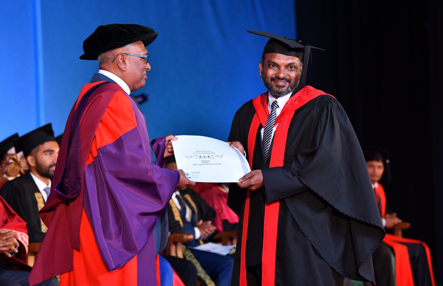 މާލެ: އޮކްޓޯބަރު 27، 2018- ވިލާ ކޮލެޖުން ހިންގާ، އިނގިރޭސި ވިލާތުގެ ޔުނިވަސިޓީ އޮފް ދަ ވެސްޓް އޮފް އިިންގްލެންޑް (ޔޫވީ) ގެ ދެވަނަ ޕްރޮގްރާމްގެ ކޯހަކުން ގްރެޖުއޭޓުވެ އަދި ރަންވަނައެއް ހާސިލްކުރި ދަރިވަރަކާ، ވިލާ ކޮލެޖުގެ ރެކްޓާ ޑރ. އަހުމަދު އަންވަރު ސެޓްފިކެޓް ހަވާލު ކޮށްދެއްވަނީ.---ފޮޓޯ: ނިޝާން އަލީ/މިހާރު