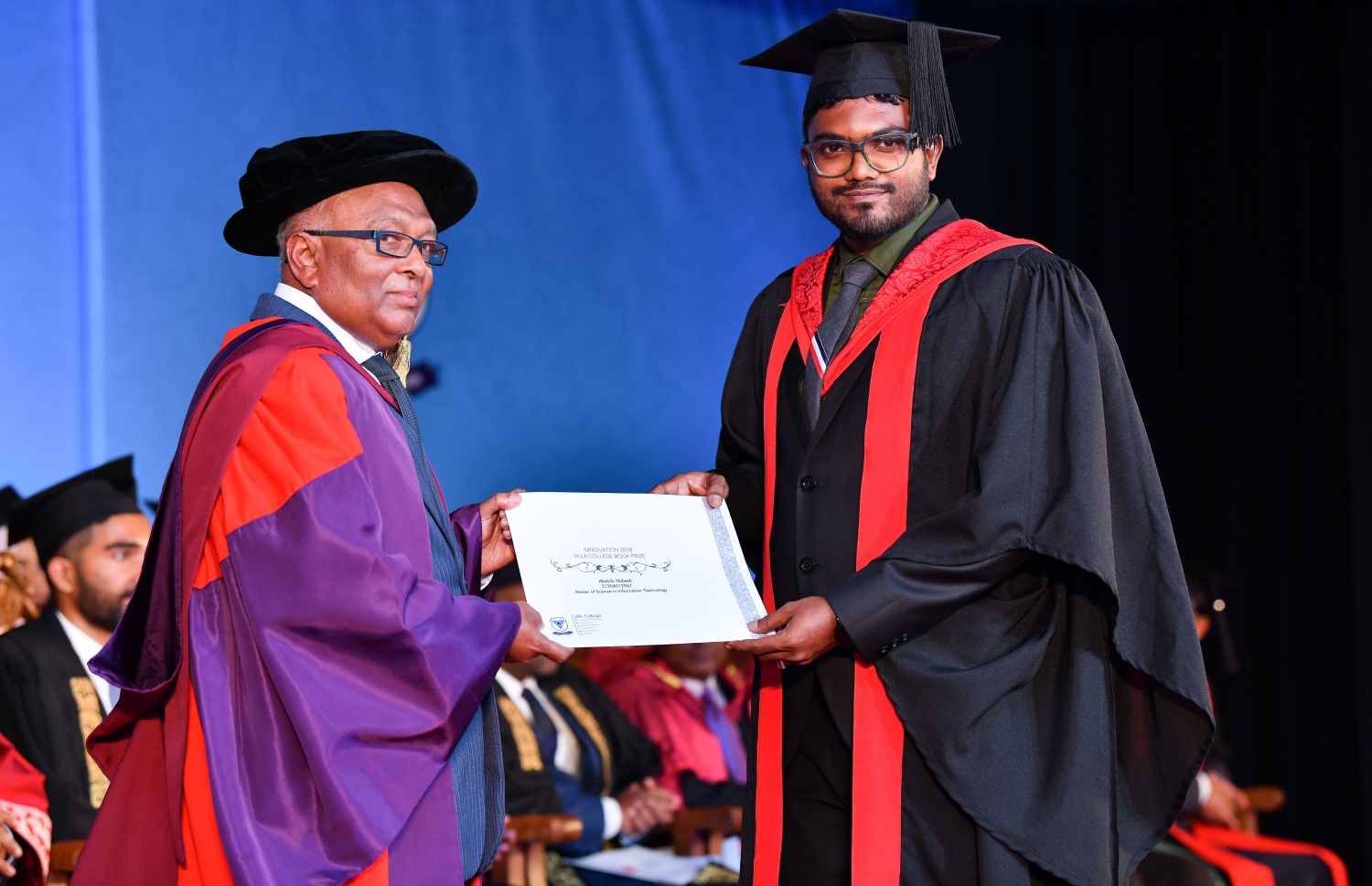 މާލެ: އޮކްޓޯބަރު 27، 2018- ވިލާ ކޮލެޖުން ހިންގާ، އިނގިރޭސި ވިލާތުގެ ޔުނިވަސިޓީ އޮފް ދަ ވެސްޓް އޮފް އިިންގްލެންޑް (ޔޫވީ) ގެ ދެވަނަ ޕްރޮގްރާމްގެ ކޯހަކުން ގްރެޖުއޭޓުވެ އަދި ރަންވަނައެއް ހާސިލްކުރި ދަރިވަރަކާ، ވިލާ ކޮލެޖުގެ ރެކްޓާ ޑރ. އަހުމަދު އަންވަރު ސެޓްފިކެޓް ހަވާލު ކޮށްދެއްވަނީ.---ފޮޓޯ: ނިޝާން އަލީ/މިހާރު