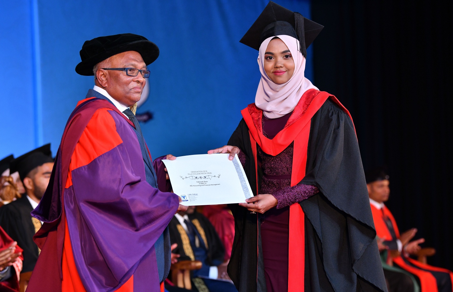 މާލެ: އޮކްޓޯބަރު 27، 2018- ވިލާ ކޮލެޖުން ހިންގާ، އިނގިރޭސި ވިލާތުގެ ޔުނިވަސިޓީ އޮފް ދަ ވެސްޓް އޮފް އިިންގްލެންޑް (ޔޫވީ) ގެ ދެވަނަ ޕްރޮގްރާމްގެ ކޯހަކުން ގްރެޖުއޭޓުވެ އަދި ރަންވަނައެއް ހާސިލްކުރި ދަރިވަރަކާ، ވިލާ ކޮލެޖުގެ ރެކްޓާ ޑރ. އަހުމަދު އަންވަރު ސެޓްފިކެޓް ހަވާލު ކޮށްދެއްވަނީ.---ފޮޓޯ: ނިޝާން އަލީ/މިހާރު