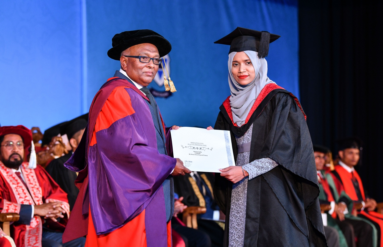 މާލެ: އޮކްޓޯބަރު 27، 2018- ވިލާ ކޮލެޖުން ހިންގާ، އިނގިރޭސި ވިލާތުގެ ޔުނިވަސިޓީ އޮފް ދަ ވެސްޓް އޮފް އިިންގްލެންޑް (ޔޫވީ) ގެ ދެވަނަ ޕްރޮގްރާމްގެ ކޯހަކުން ގްރެޖުއޭޓުވެ އަދި ރަންވަނައެއް ހާސިލްކުރި ދަރިވަރަކާ، ވިލާ ކޮލެޖުގެ ރެކްޓާ ޑރ. އަހުމަދު އަންވަރު ސެޓްފިކެޓް ހަވާލު ކޮށްދެއްވަނީ.---ފޮޓޯ: ނިޝާން އަލީ/މިހާރު