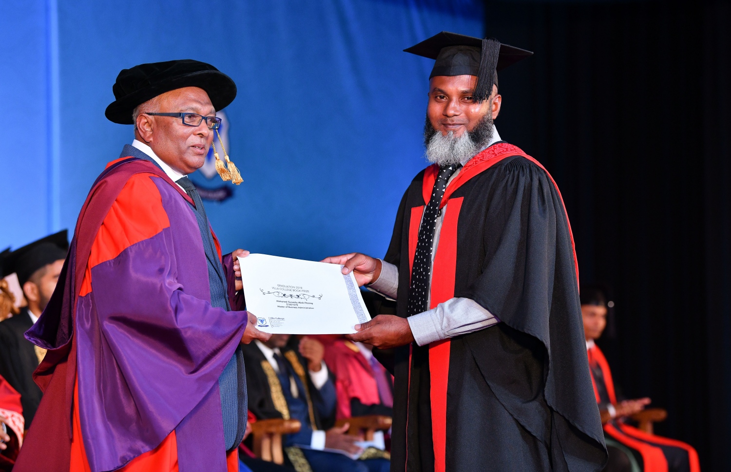 މާލެ: އޮކްޓޯބަރު 27، 2018- ވިލާ ކޮލެޖުން ހިންގާ، އިނގިރޭސި ވިލާތުގެ ޔުނިވަސިޓީ އޮފް ދަ ވެސްޓް އޮފް އިިންގްލެންޑް (ޔޫވީ) ގެ ދެވަނަ ޕްރޮގްރާމްގެ ކޯހަކުން ގްރެޖުއޭޓުވެ އަދި ރަންވަނައެއް ހާސިލްކުރި ދަރިވަރަކާ، ވިލާ ކޮލެޖުގެ ރެކްޓާ ޑރ. އަހުމަދު އަންވަރު ސެޓްފިކެޓް ހަވާލު ކޮށްދެއްވަނީ.---ފޮޓޯ: ނިޝާން އަލީ/މިހާރު