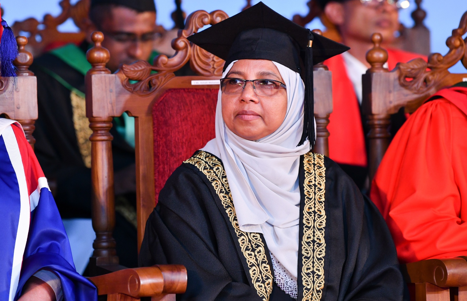 މާލެ: އޮކްޓޯބަރު 27، 2018- ވިލާ ކޮލެޖުން ހިންގާ، އިނގިރޭސި ވިލާތުގެ ޔުނިވަސިޓީ އޮފް ދަ ވެސްޓް އޮފް އިިންގްލެންޑް (ޔޫވީ) ގެ ދެވަނަ ޕްރޮގްރާމްގެ ކޯސްތަކުގެ ގްރެޖުއޭޝަން ހަފްލާގައި، ވިލާ ކޮލެޖުގެ ކައުންސިލް މެމްބަރު އަދި އެ ކޮލެޖުގެ އެކަޑެމިކް ސްޓާފް ރެޕްރެޒެންޓޭޓިވް އާއިޝަތު މުހައްމަދު ދީދީ ބައިވެރިވެވަޑައިގަންނަވަނީ.---ފޮޓޯ: ނިޝާން އަލީ/މިހާރު