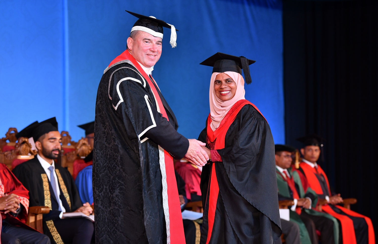 މާލެ: އޮކްޓޯބަރު 27، 2018- ވިލާ ކޮލެޖުން ހިންގާ، އިނގިރޭސި ވިލާތުގެ ޔުނިވަސިޓީ އޮފް ދަ ވެސްޓް އޮފް އިިންގްލެންޑް (ޔޫވީ) ގެ ދެވަނަ ޕްރޮގްރާމްގެ ކޯހަކުން ގްރެޖުއޭޓުވި ދަރިވަރަކާ، އެ ޔުނިވަސިޓީގެ ވައިސް ޗާންސެލަރު ސްޓީވް ވެސްޓް ސަލާމް ކުރައްވަނީ.---ފޮޓޯ: ނިޝާން އަލީ/މިހާރު