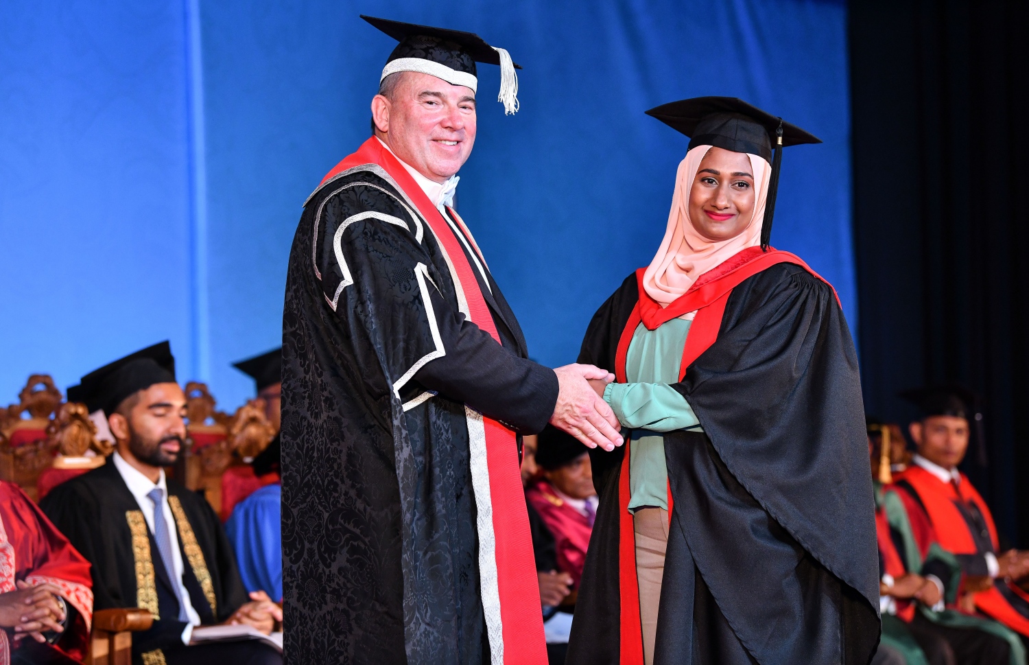 މާލެ: އޮކްޓޯބަރު 27، 2018- ވިލާ ކޮލެޖުން ހިންގާ، އިނގިރޭސި ވިލާތުގެ ޔުނިވަސިޓީ އޮފް ދަ ވެސްޓް އޮފް އިިންގްލެންޑް (ޔޫވީ) ގެ ދެވަނަ ޕްރޮގްރާމްގެ ކޯހަކުން ގްރެޖުއޭޓުވި ދަރިވަރަކާ، އެ ޔުނިވަސިޓީގެ ވައިސް ޗާންސެލަރު ސްޓީވް ވެސްޓް ސަލާމް ކުރައްވަނީ.---ފޮޓޯ: ނިޝާން އަލީ/މިހާރު