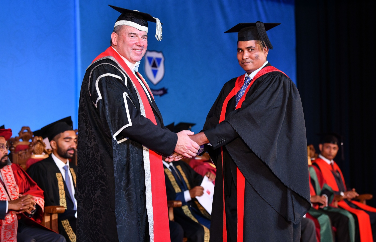 މާލެ: އޮކްޓޯބަރު 27، 2018- ވިލާ ކޮލެޖުން ހިންގާ، އިނގިރޭސި ވިލާތުގެ ޔުނިވަސިޓީ އޮފް ދަ ވެސްޓް އޮފް އިިންގްލެންޑް (ޔޫވީ) ގެ ދެވަނަ ޕްރޮގްރާމްގެ ކޯހަކުން ގްރެޖުއޭޓުވި ދަރިވަރަކާ، އެ ޔުނިވަސިޓީގެ ވައިސް ޗާންސެލަރު ސްޓީވް ވެސްޓް ސަލާމް ކުރައްވަނީ.---ފޮޓޯ: ނިޝާން އަލީ/މިހާރު