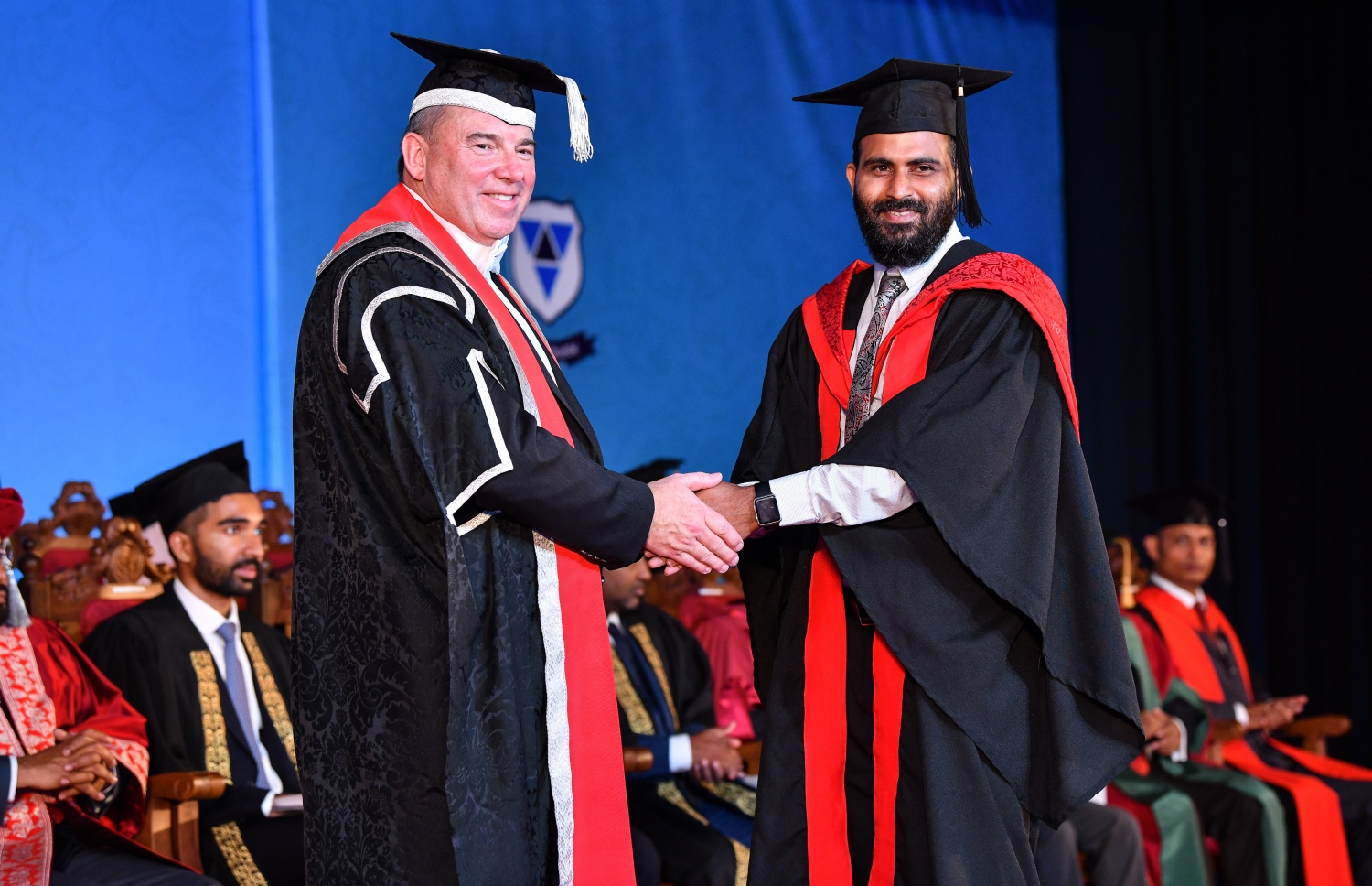 މާލެ: އޮކްޓޯބަރު 27، 2018- ވިލާ ކޮލެޖުން ހިންގާ، އިނގިރޭސި ވިލާތުގެ ޔުނިވަސިޓީ އޮފް ދަ ވެސްޓް އޮފް އިިންގްލެންޑް (ޔޫވީ) ގެ ދެވަނަ ޕްރޮގްރާމްގެ ކޯހަކުން ގްރެޖުއޭޓުވި ދަރިވަރަކާ، އެ ޔުނިވަސިޓީގެ ވައިސް ޗާންސެލަރު ސްޓީވް ވެސްޓް ސަލާމް ކުރައްވަނީ.---ފޮޓޯ: ނިޝާން އަލީ/މިހާރު