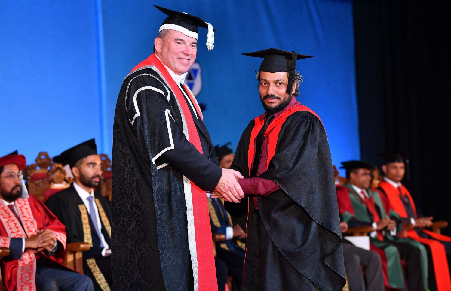 މާލެ: އޮކްޓޯބަރު 27، 2018- ވިލާ ކޮލެޖުން ހިންގާ، އިނގިރޭސި ވިލާތުގެ ޔުނިވަސިޓީ އޮފް ދަ ވެސްޓް އޮފް އިިންގްލެންޑް (ޔޫވީ) ގެ ދެވަނަ ޕްރޮގްރާމްގެ ކޯހަކުން ގްރެޖުއޭޓުވި ދަރިވަރަކާ، އެ ޔުނިވަސިޓީގެ ވައިސް ޗާންސެލަރު ސްޓީވް ވެސްޓް ސަލާމް ކުރައްވަނީ.---ފޮޓޯ: ނިޝާން އަލީ/މިހާރު