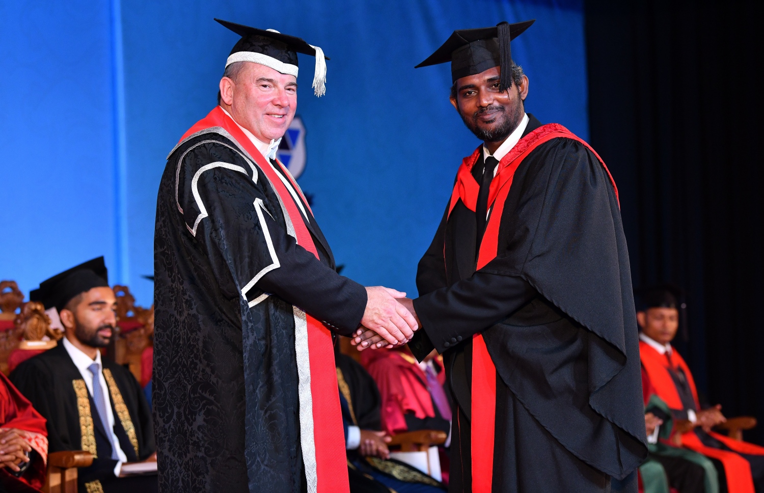 މާލެ: އޮކްޓޯބަރު 27، 2018- ވިލާ ކޮލެޖުން ހިންގާ، އިނގިރޭސި ވިލާތުގެ ޔުނިވަސިޓީ އޮފް ދަ ވެސްޓް އޮފް އިިންގްލެންޑް (ޔޫވީ) ގެ ދެވަނަ ޕްރޮގްރާމްގެ ކޯހަކުން ގްރެޖުއޭޓުވި ދަރިވަރަކާ، އެ ޔުނިވަސިޓީގެ ވައިސް ޗާންސެލަރު ސްޓީވް ވެސްޓް ސަލާމް ކުރައްވަނީ.---ފޮޓޯ: ނިޝާން އަލީ/މިހާރު