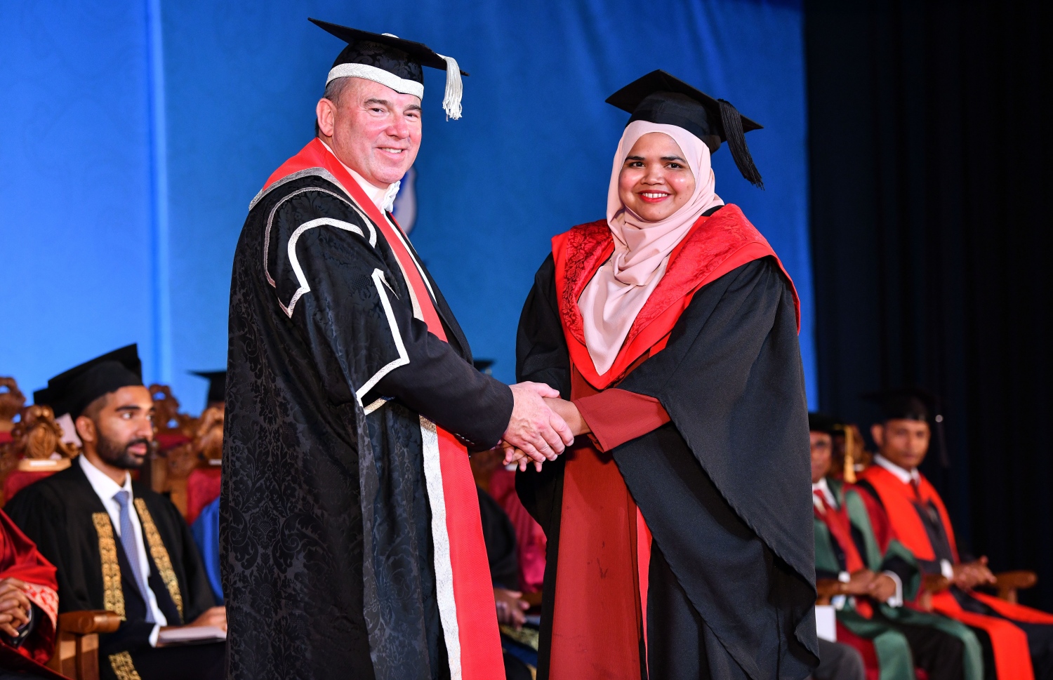 މާލެ: އޮކްޓޯބަރު 27، 2018- ވިލާ ކޮލެޖުން ހިންގާ، އިނގިރޭސި ވިލާތުގެ ޔުނިވަސިޓީ އޮފް ދަ ވެސްޓް އޮފް އިިންގްލެންޑް (ޔޫވީ) ގެ ދެވަނަ ޕްރޮގްރާމްގެ ކޯހަކުން ގްރެޖުއޭޓުވި ދަރިވަރަކާ، އެ ޔުނިވަސިޓީގެ ވައިސް ޗާންސެލަރު ސްޓީވް ވެސްޓް ސަލާމް ކުރައްވަނީ.---ފޮޓޯ: ނިޝާން އަލީ/މިހާރު