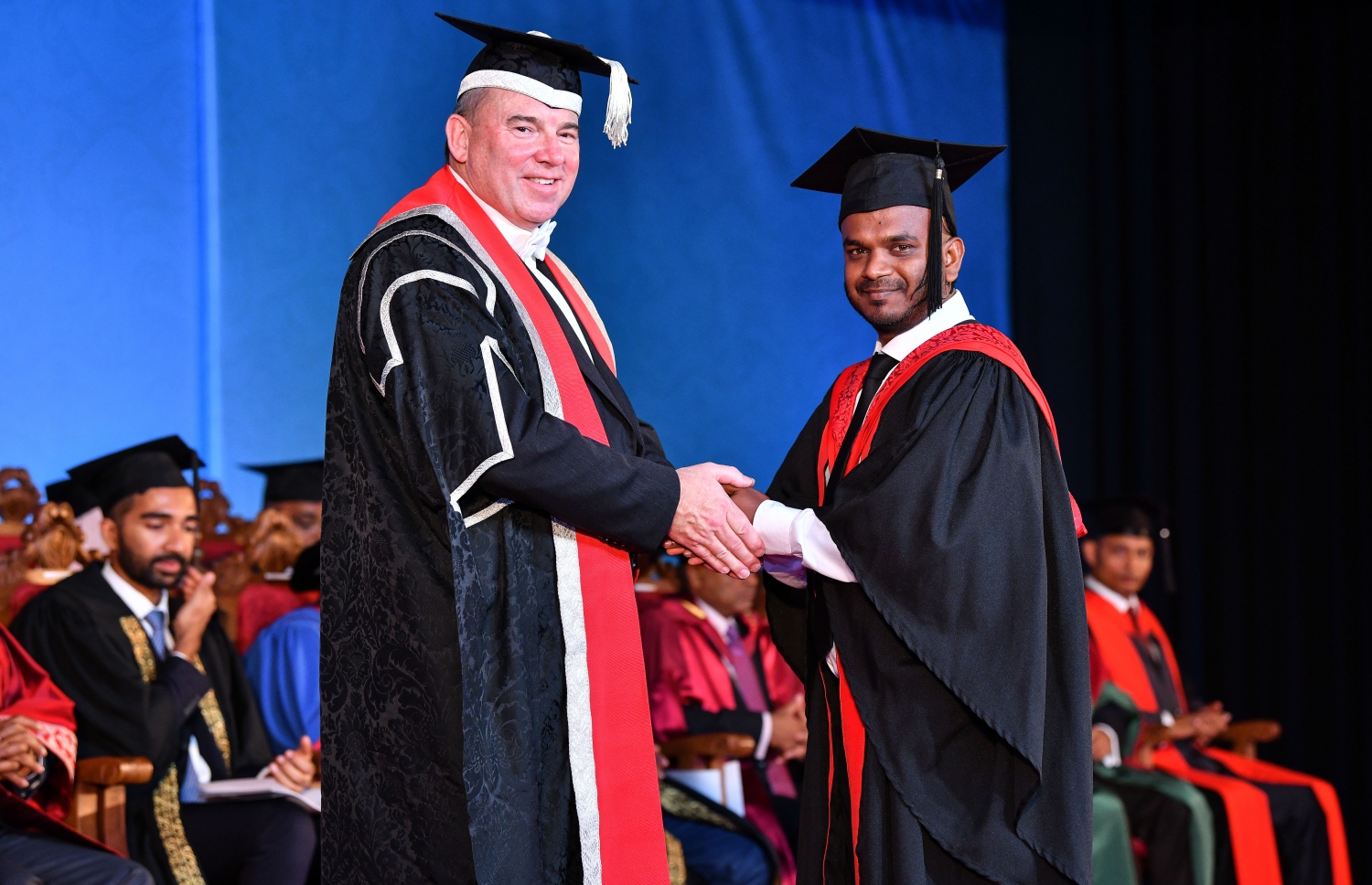 މާލެ: އޮކްޓޯބަރު 27، 2018- ވިލާ ކޮލެޖުން ހިންގާ، އިނގިރޭސި ވިލާތުގެ ޔުނިވަސިޓީ އޮފް ދަ ވެސްޓް އޮފް އިިންގްލެންޑް (ޔޫވީ) ގެ ދެވަނަ ޕްރޮގްރާމްގެ ކޯހަކުން ގްރެޖުއޭޓުވި ދަރިވަރަކާ، އެ ޔުނިވަސިޓީގެ ވައިސް ޗާންސެލަރު ސްޓީވް ވެސްޓް ސަލާމް ކުރައްވަނީ.---ފޮޓޯ: ނިޝާން އަލީ/މިހާރު