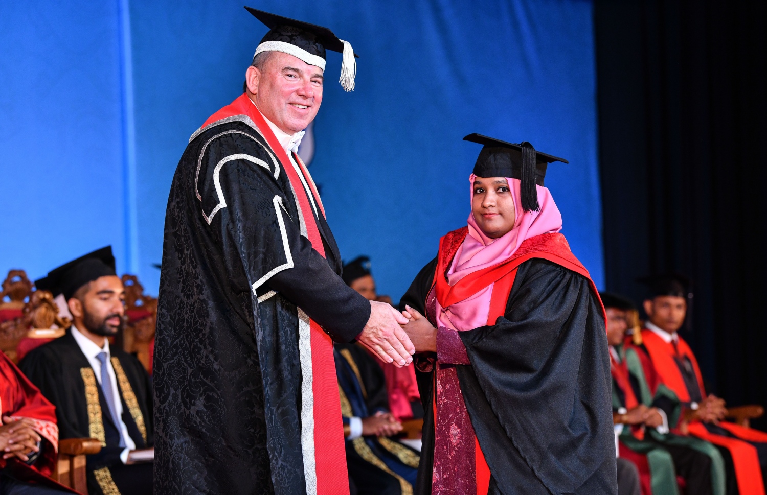 މާލެ: އޮކްޓޯބަރު 27، 2018- ވިލާ ކޮލެޖުން ހިންގާ، އިނގިރޭސި ވިލާތުގެ ޔުނިވަސިޓީ އޮފް ދަ ވެސްޓް އޮފް އިިންގްލެންޑް (ޔޫވީ) ގެ ދެވަނަ ޕްރޮގްރާމްގެ ކޯހަކުން ގްރެޖުއޭޓުވި ދަރިވަރަކާ، އެ ޔުނިވަސިޓީގެ ވައިސް ޗާންސެލަރު ސްޓީވް ވެސްޓް ސަލާމް ކުރައްވަނީ.---ފޮޓޯ: ނިޝާން އަލީ/މިހާރު