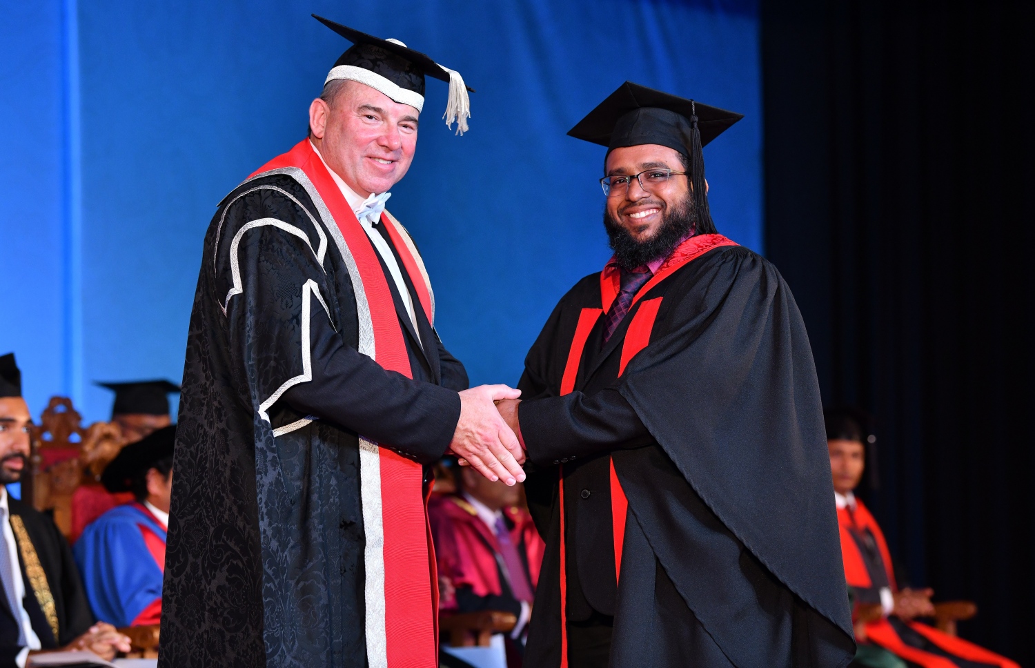 މާލެ: އޮކްޓޯބަރު 27، 2018- ވިލާ ކޮލެޖުން ހިންގާ، އިނގިރޭސި ވިލާތުގެ ޔުނިވަސިޓީ އޮފް ދަ ވެސްޓް އޮފް އިިންގްލެންޑް (ޔޫވީ) ގެ ދެވަނަ ޕްރޮގްރާމްގެ ކޯހަކުން ގްރެޖުއޭޓުވި ދަރިވަރަކާ، އެ ޔުނިވަސިޓީގެ ވައިސް ޗާންސެލަރު ސްޓީވް ވެސްޓް ސަލާމް ކުރައްވަނީ.---ފޮޓޯ: ނިޝާން އަލީ/މިހާރު