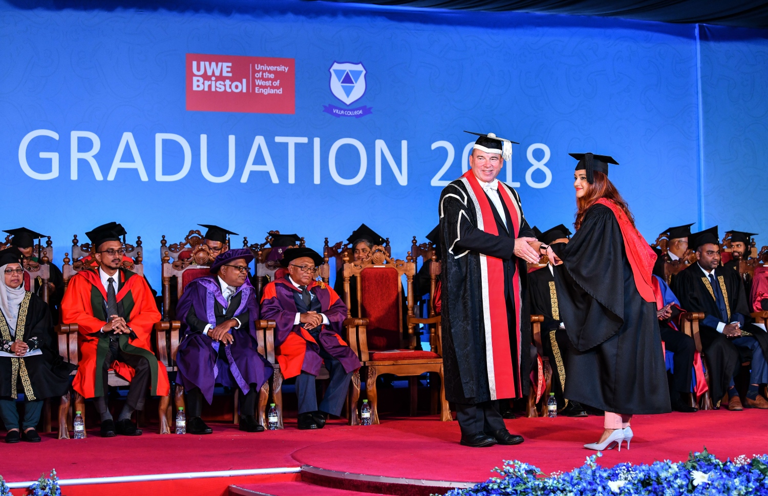 މާލެ: އޮކްޓޯބަރު 27، 2018- ވިލާ ކޮލެޖުން ހިންގާ، އިނގިރޭސި ވިލާތުގެ ޔުނިވަސިޓީ އޮފް ދަ ވެސްޓް އޮފް އިިންގްލެންޑް (ޔޫވީ) ގެ ދެވަނަ ޕްރޮގްރާމްގެ ކޯހަކުން ގްރެޖުއޭޓުވި ދަރިވަރަކާ، އެ ޔުނިވަސިޓީގެ ވައިސް ޗާންސެލަރު ސްޓީވް ވެސްޓް ސަލާމް ކުރައްވަނީ.---ފޮޓޯ: ނިޝާން އަލީ/މިހާރު