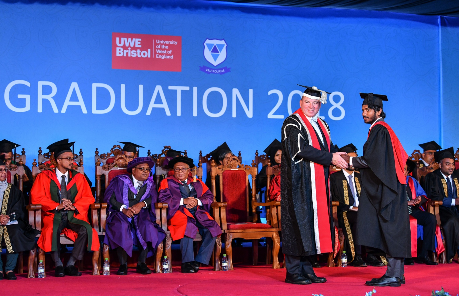 މާލެ: އޮކްޓޯބަރު 27، 2018- ވިލާ ކޮލެޖުން ހިންގާ، އިނގިރޭސި ވިލާތުގެ ޔުނިވަސިޓީ އޮފް ދަ ވެސްޓް އޮފް އިިންގްލެންޑް (ޔޫވީ) ގެ ދެވަނަ ޕްރޮގްރާމްގެ ކޯހަކުން ގްރެޖުއޭޓުވި ދަރިވަރަކާ، އެ ޔުނިވަސިޓީގެ ވައިސް ޗާންސެލަރު ސްޓީވް ވެސްޓް ސަލާމް ކުރައްވަނީ.---ފޮޓޯ: ނިޝާން އަލީ/މިހާރު