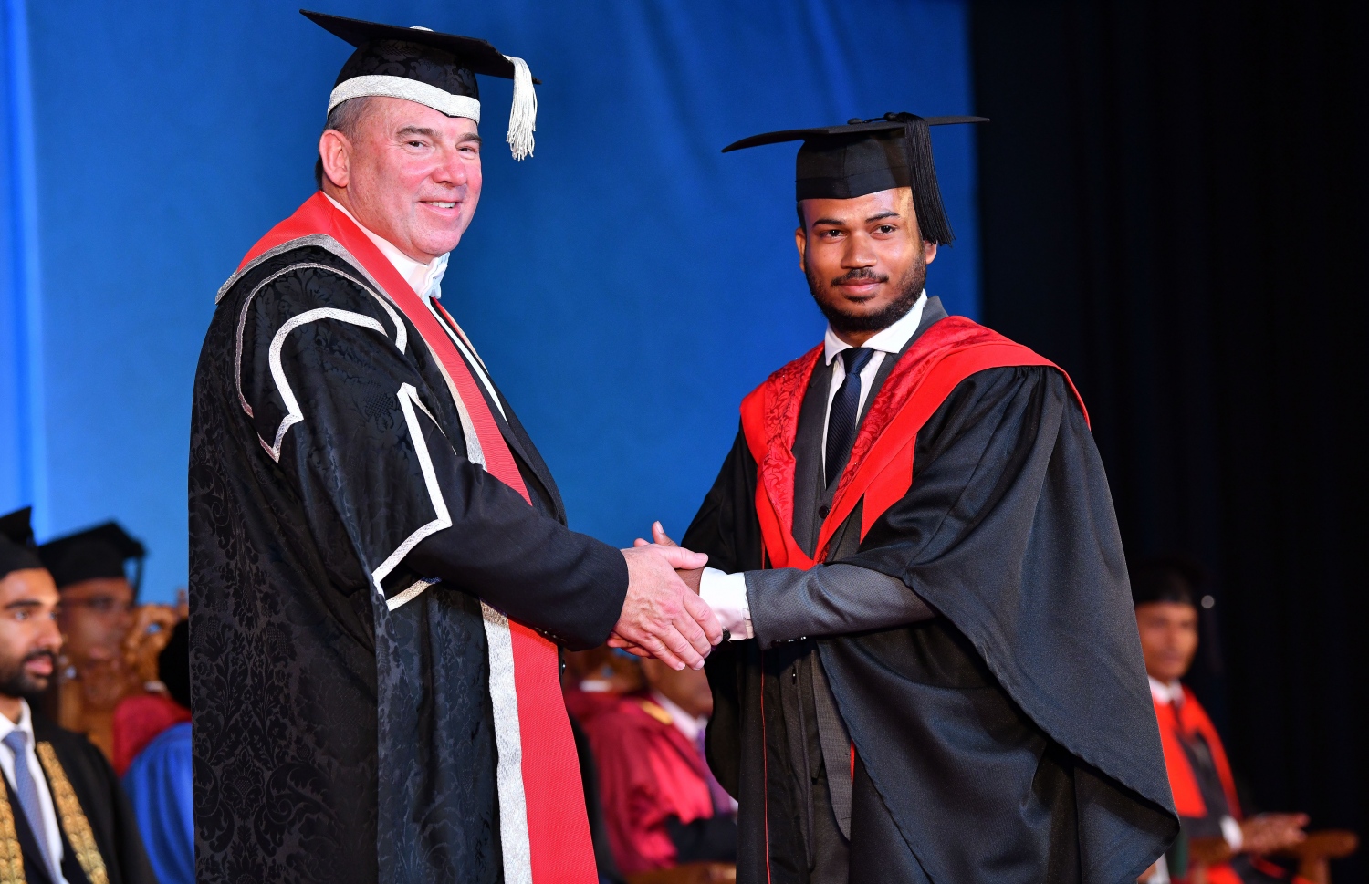 މާލެ: އޮކްޓޯބަރު 27، 2018- ވިލާ ކޮލެޖުން ހިންގާ، އިނގިރޭސި ވިލާތުގެ ޔުނިވަސިޓީ އޮފް ދަ ވެސްޓް އޮފް އިިންގްލެންޑް (ޔޫވީ) ގެ ދެވަނަ ޕްރޮގްރާމްގެ ކޯހަކުން ގްރެޖުއޭޓުވި ދަރިވަރަކާ، އެ ޔުނިވަސިޓީގެ ވައިސް ޗާންސެލަރު ސްޓީވް ވެސްޓް ސަލާމް ކުރައްވަނީ.---ފޮޓޯ: ނިޝާން އަލީ/މިހާރު