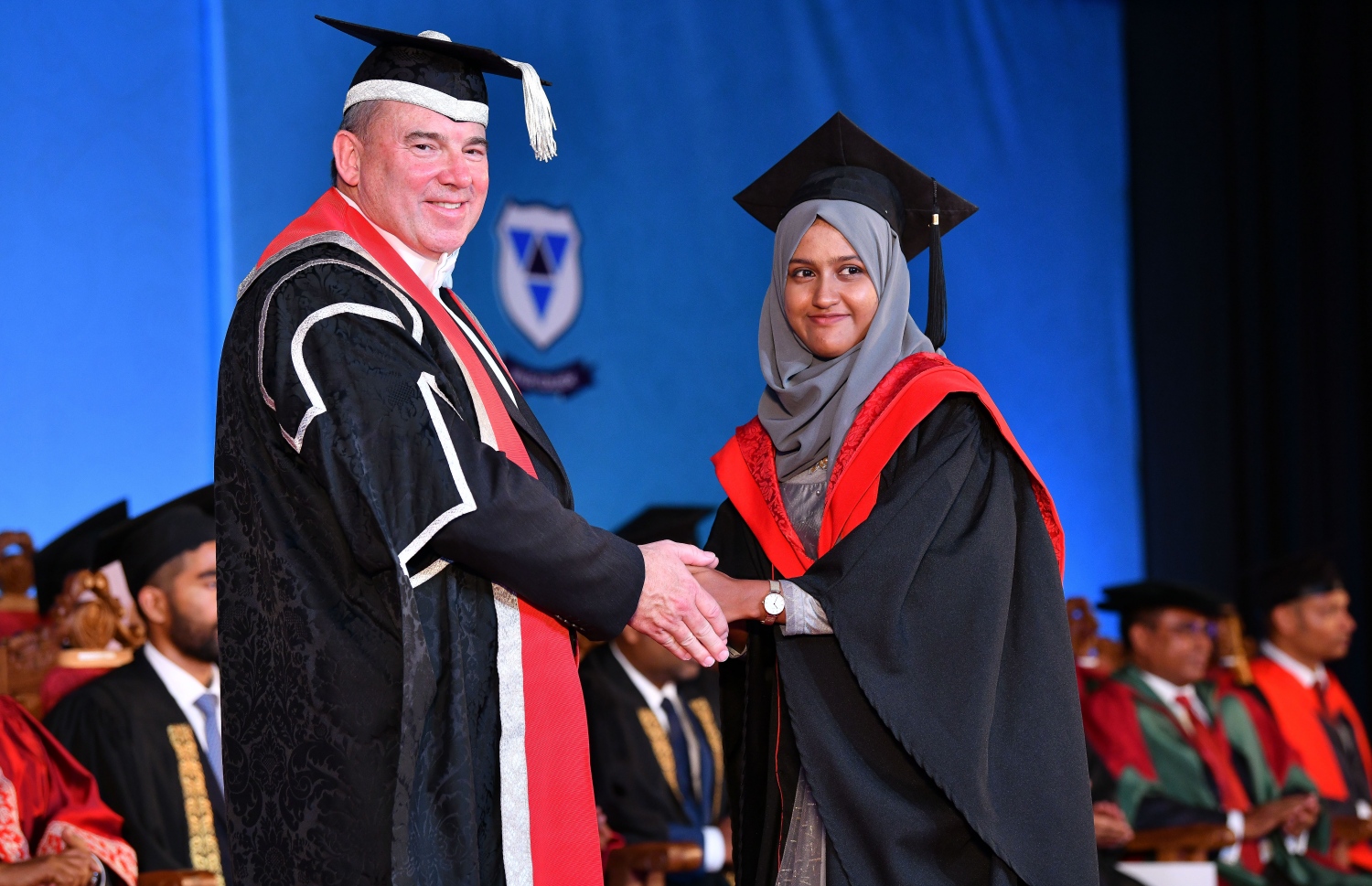 މާލެ: އޮކްޓޯބަރު 27، 2018- ވިލާ ކޮލެޖުން ހިންގާ، އިނގިރޭސި ވިލާތުގެ ޔުނިވަސިޓީ އޮފް ދަ ވެސްޓް އޮފް އިިންގްލެންޑް (ޔޫވީ) ގެ ދެވަނަ ޕްރޮގްރާމްގެ ކޯހަކުން ގްރެޖުއޭޓުވި ދަރިވަރަކާ، އެ ޔުނިވަސިޓީގެ ވައިސް ޗާންސެލަރު ސްޓީވް ވެސްޓް ސަލާމް ކުރައްވަނީ.---ފޮޓޯ: ނިޝާން އަލީ/މިހާރު