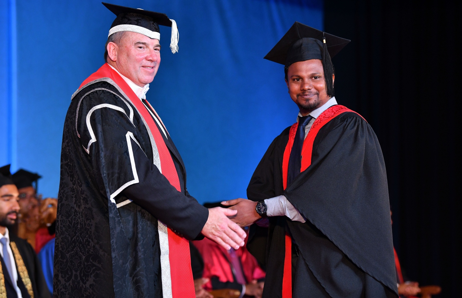 މާލެ: އޮކްޓޯބަރު 27، 2018- ވިލާ ކޮލެޖުން ހިންގާ، އިނގިރޭސި ވިލާތުގެ ޔުނިވަސިޓީ އޮފް ދަ ވެސްޓް އޮފް އިިންގްލެންޑް (ޔޫވީ) ގެ ދެވަނަ ޕްރޮގްރާމްގެ ކޯހަކުން ގްރެޖުއޭޓުވި ދަރިވަރަކާ، އެ ޔުނިވަސިޓީގެ ވައިސް ޗާންސެލަރު ސްޓީވް ވެސްޓް ސަލާމް ކުރައްވަނީ.---ފޮޓޯ: ނިޝާން އަލީ/މިހާރު