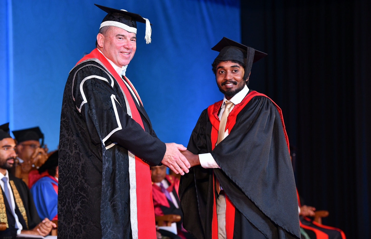 މާލެ: އޮކްޓޯބަރު 27، 2018- ވިލާ ކޮލެޖުން ހިންގާ، އިނގިރޭސި ވިލާތުގެ ޔުނިވަސިޓީ އޮފް ދަ ވެސްޓް އޮފް އިިންގްލެންޑް (ޔޫވީ) ގެ ދެވަނަ ޕްރޮގްރާމްގެ ކޯހަކުން ގްރެޖުއޭޓުވި ދަރިވަރަކާ، އެ ޔުނިވަސިޓީގެ ވައިސް ޗާންސެލަރު ސްޓީވް ވެސްޓް ސަލާމް ކުރައްވަނީ.---ފޮޓޯ: ނިޝާން އަލީ/މިހާރު