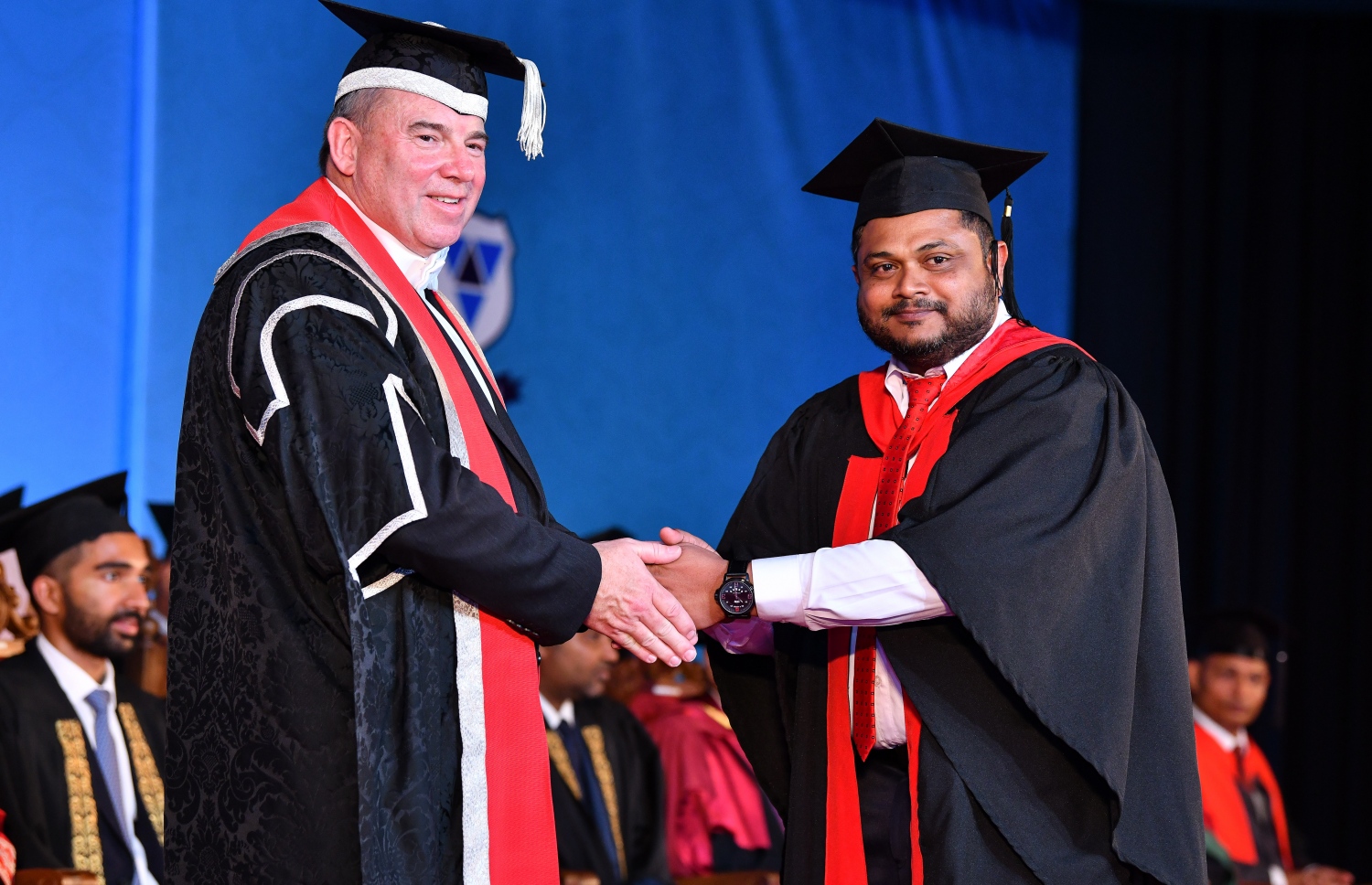 މާލެ: އޮކްޓޯބަރު 27، 2018- ވިލާ ކޮލެޖުން ހިންގާ، އިނގިރޭސި ވިލާތުގެ ޔުނިވަސިޓީ އޮފް ދަ ވެސްޓް އޮފް އިިންގްލެންޑް (ޔޫވީ) ގެ ދެވަނަ ޕްރޮގްރާމްގެ ކޯހަކުން ގްރެޖުއޭޓުވި ދަރިވަރަކާ، އެ ޔުނިވަސިޓީގެ ވައިސް ޗާންސެލަރު ސްޓީވް ވެސްޓް ސަލާމް ކުރައްވަނީ.---ފޮޓޯ: ނިޝާން އަލީ/މިހާރު