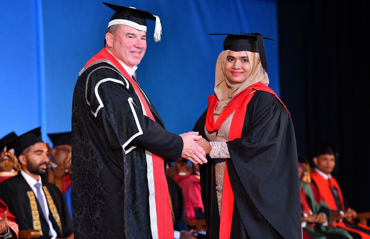 މާލެ: އޮކްޓޯބަރު 27، 2018- ވިލާ ކޮލެޖުން ހިންގާ، އިނގިރޭސި ވިލާތުގެ ޔުނިވަސިޓީ އޮފް ދަ ވެސްޓް އޮފް އިިންގްލެންޑް (ޔޫވީ) ގެ ދެވަނަ ޕްރޮގްރާމްގެ ކޯހަކުން ގްރެޖުއޭޓުވި ދަރިވަރަކާ، އެ ޔުނިވަސިޓީގެ ވައިސް ޗާންސެލަރު ސްޓީވް ވެސްޓް ސަލާމް ކުރައްވަނީ.---ފޮޓޯ: ނިޝާން އަލީ/މިހާރު