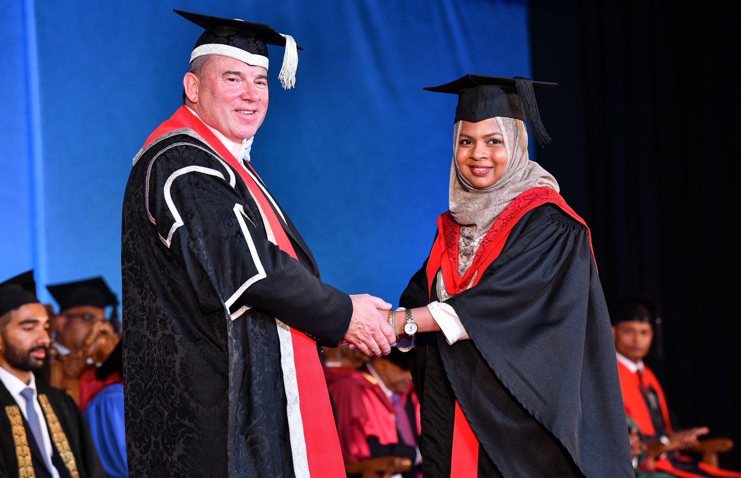 މާލެ: އޮކްޓޯބަރު 27، 2018- ވިލާ ކޮލެޖުން ހިންގާ، އިނގިރޭސި ވިލާތުގެ ޔުނިވަސިޓީ އޮފް ދަ ވެސްޓް އޮފް އިިންގްލެންޑް (ޔޫވީ) ގެ ދެވަނަ ޕްރޮގްރާމްގެ ކޯހަކުން ގްރެޖުއޭޓުވި ދަރިވަރަކާ، އެ ޔުނިވަސިޓީގެ ވައިސް ޗާންސެލަރު ސްޓީވް ވެސްޓް ސަލާމް ކުރައްވަނީ.---ފޮޓޯ: ނިޝާން އަލީ/މިހާރު